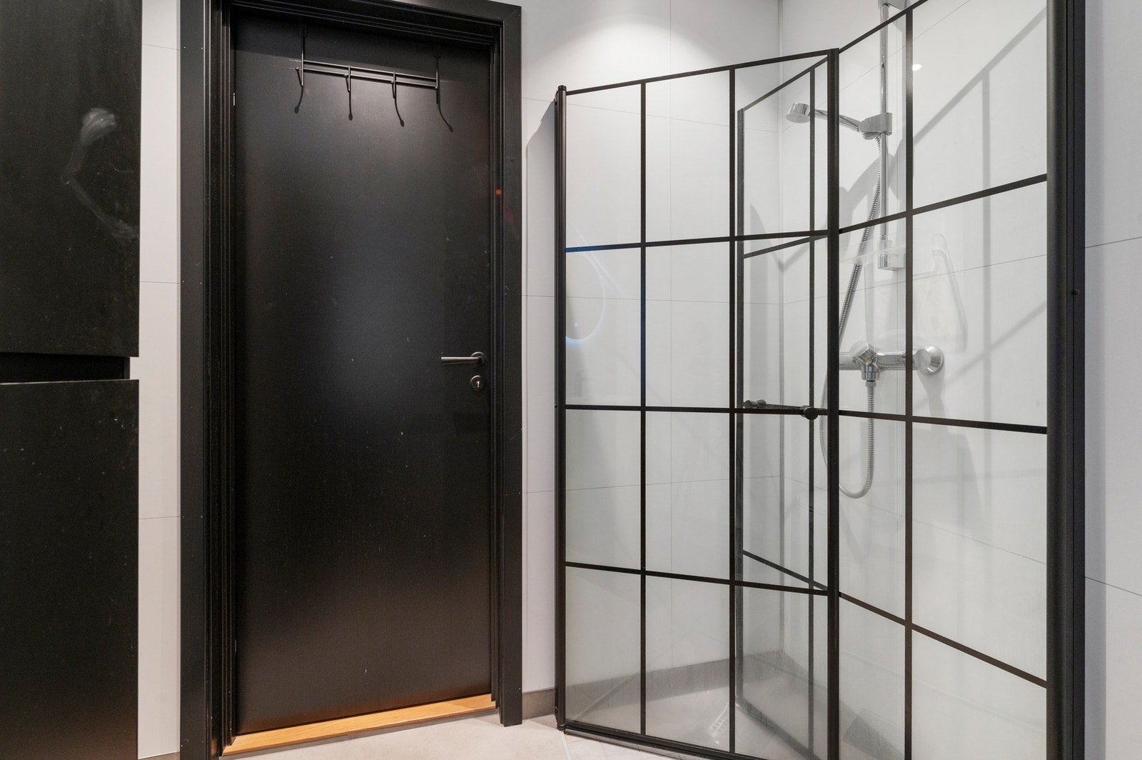 Badet er utstyrt med flislagt gulv med varmekabler, samt baderomsplater på vegg. Galleribilde