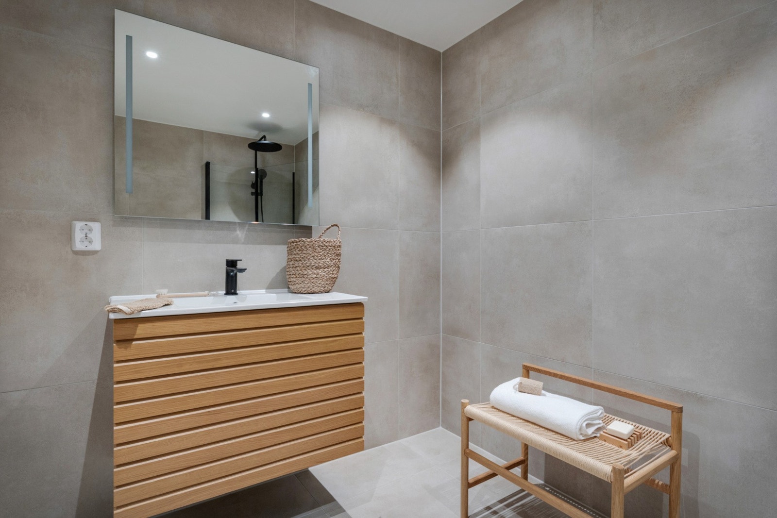 Det er underliggende varmekabler og spotlights i himling. NB - Bildene er fra nabohuset. Galleribilde