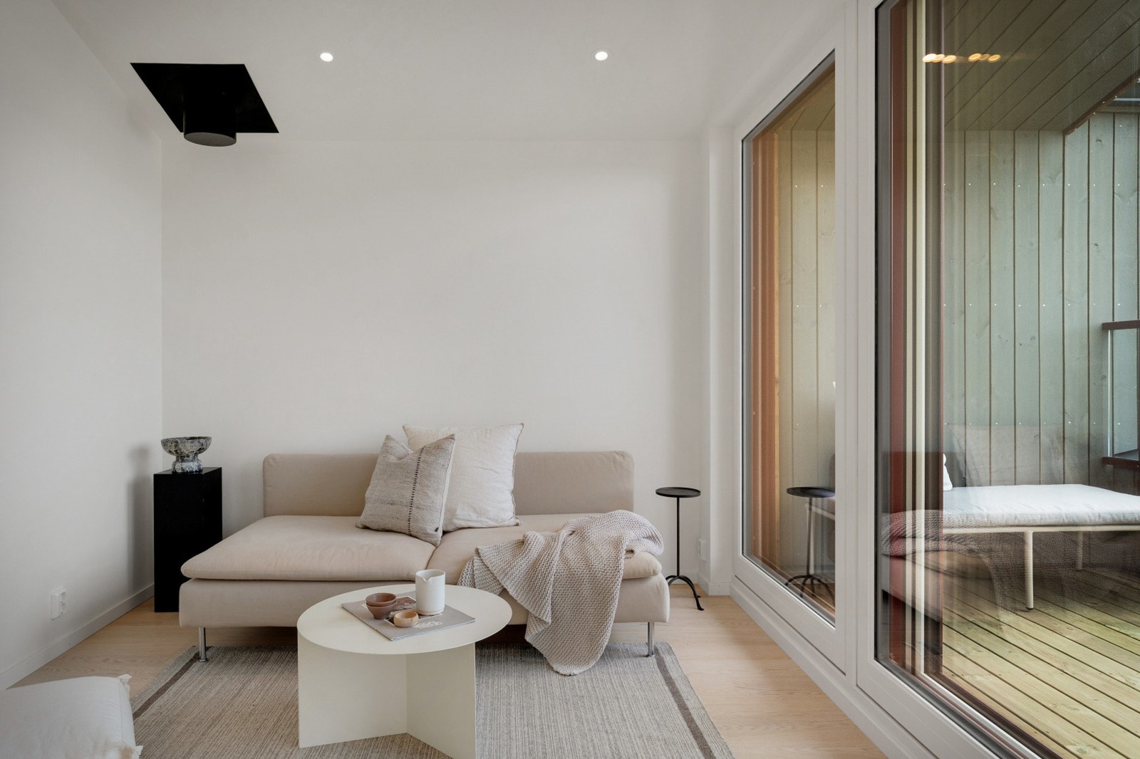 Her har man en ekstra stue - perfekt for både store og små om det er for å trekke seg tilbake, eller benyttes som lekerom. NB - Bildene er fra nabohuset. Galleribilde