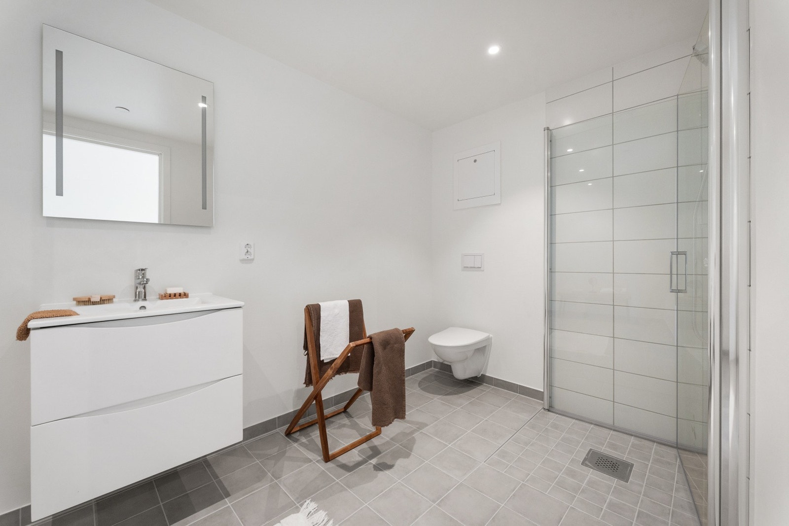 Her er det fliselagt på gulv og i dusjsonen. NB - Bildene er fra nabohuset. Galleribilde