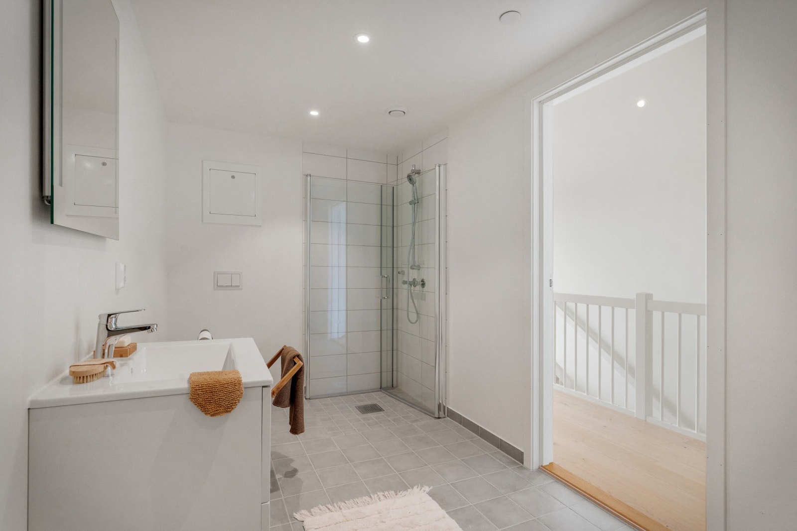 I denne etasjen finner man også et komplett bad - praktisk i forhold til hovedsoverommet. NB - Bildene er fra nabohuset. Galleribilde