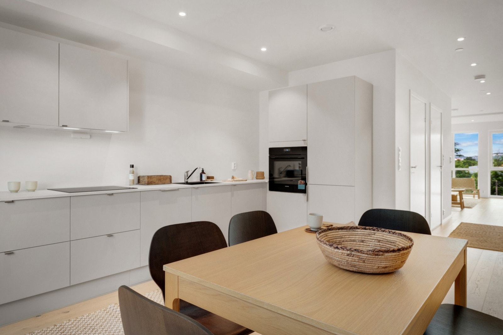 Her er det godt med oppbevaringsplass i skuffer og skap, samt arbeidsplass på benkeplaten. NB - Bildene er fra nabohuset. Galleribilde