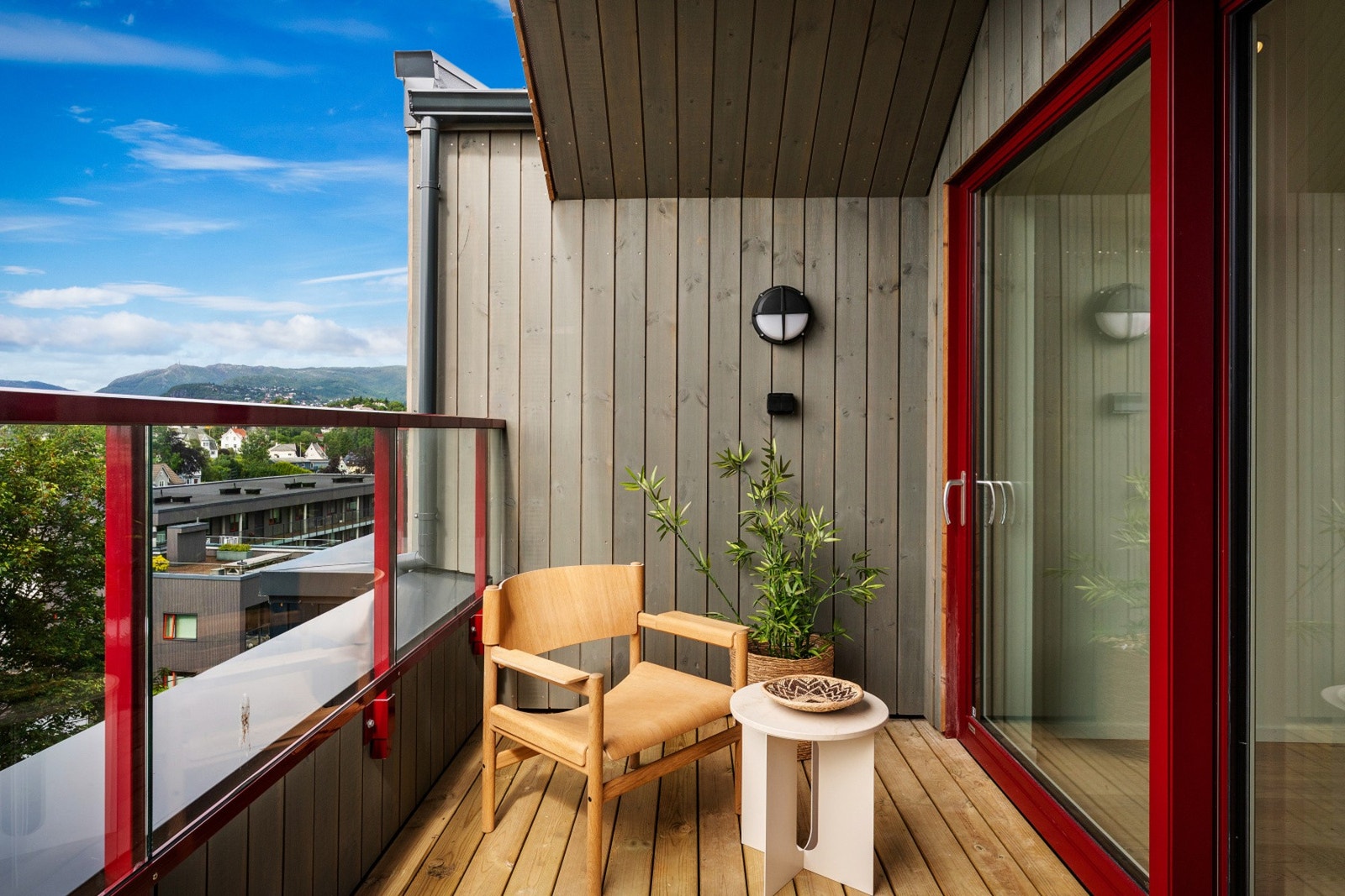 På balkongen er det gode solforhold på ettermiddag- og kveldstid. NB - Bildene er fra nabohuset. Galleribilde