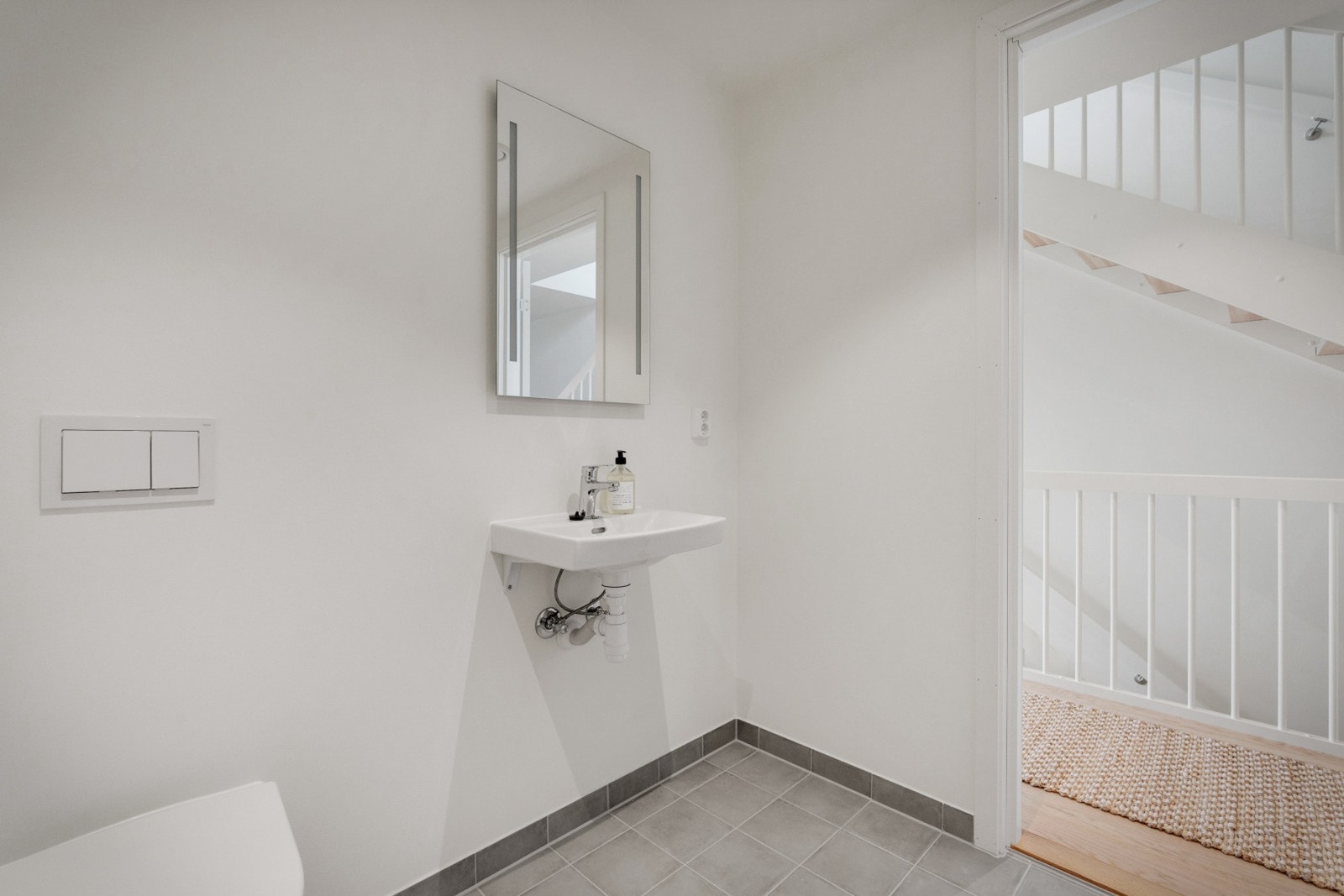 I denne etasjen har man et toalett - praktisk plassert i denne etasjen for gjester og hverdagslig bruk. NB - Bildene er fra nabohuset. Galleribilde