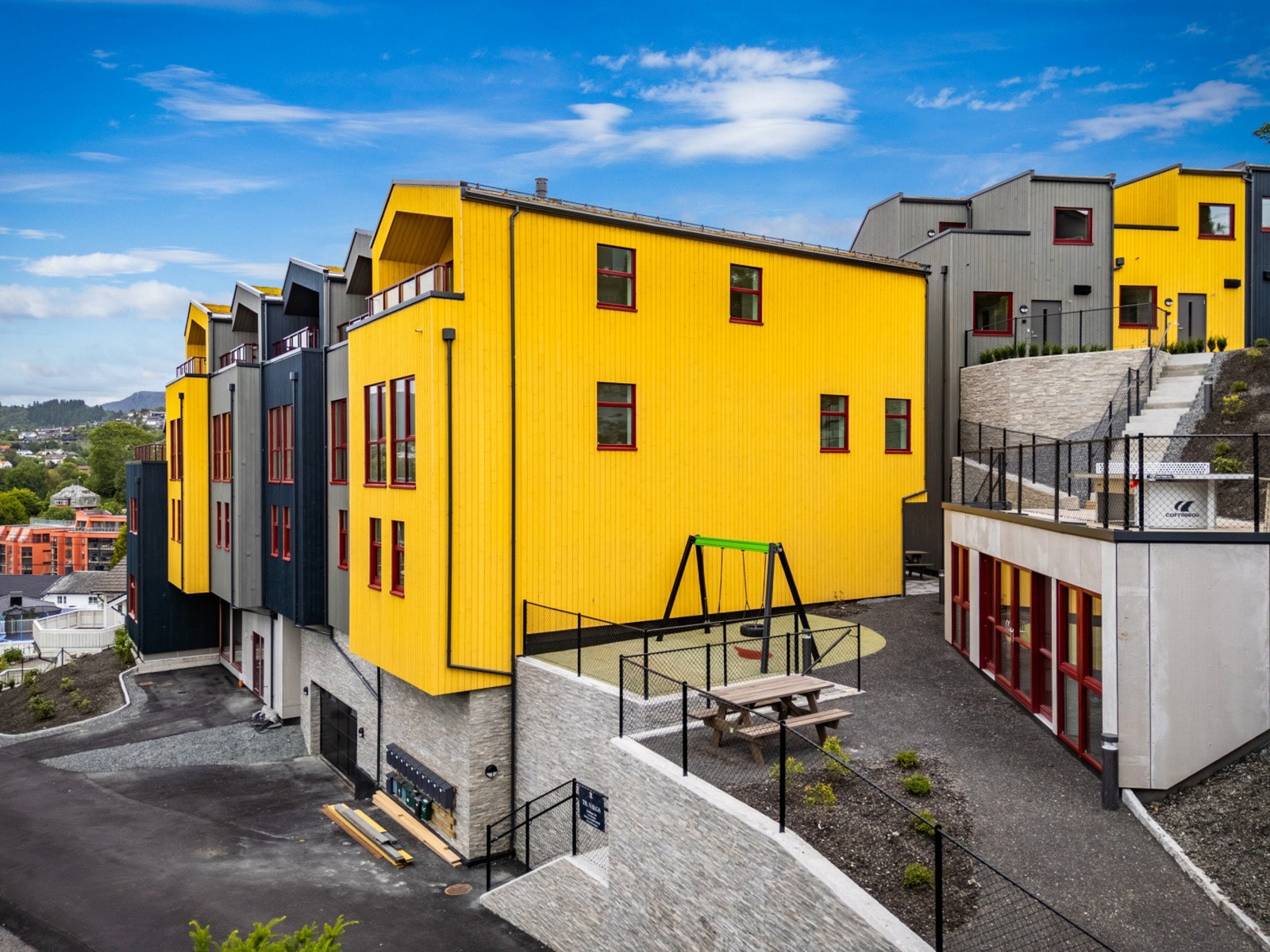 Sameiet er pent opparbeidet med fellesarealer som består av benker og lekeplasser. Galleribilde