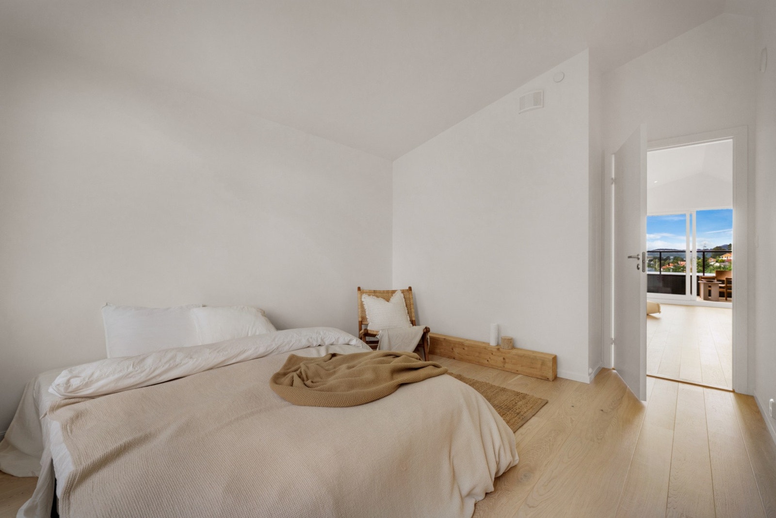 I denne etasjen finner vi hovedsoverommet. NB - Bildene er fra nabohuset. Galleribilde