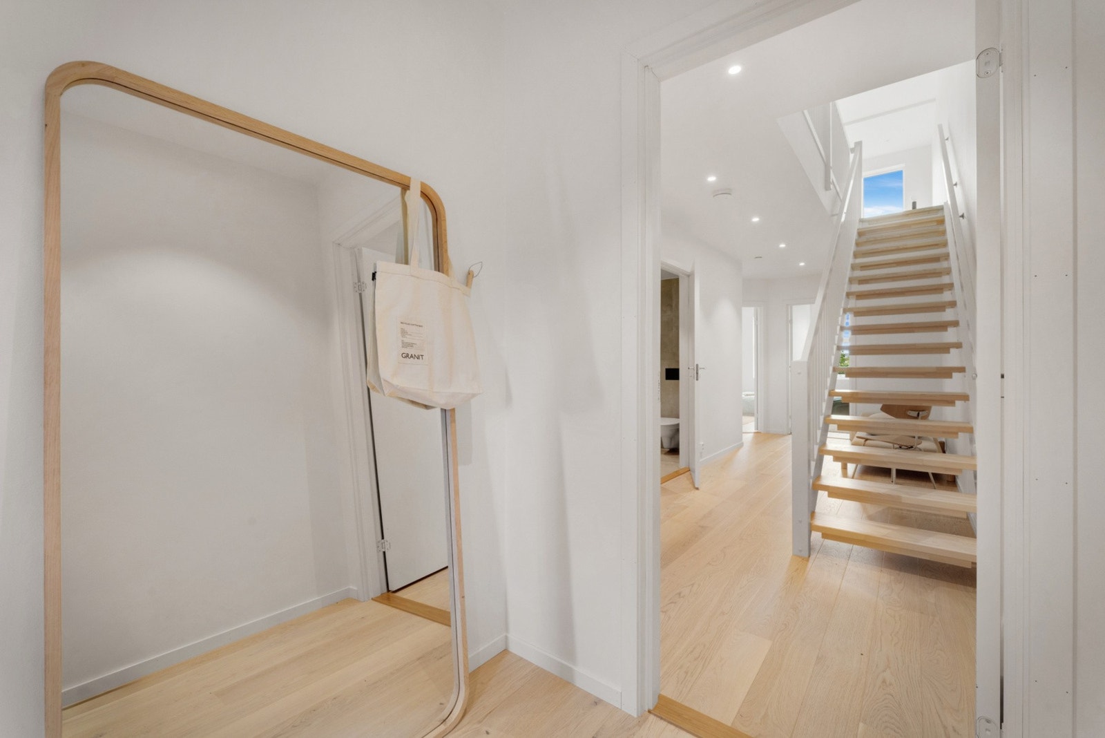 Entréen har god plass til oppbevaringsløsninger til yttertøy og sko. NB - Bildene er fra nabohuset. Galleribilde