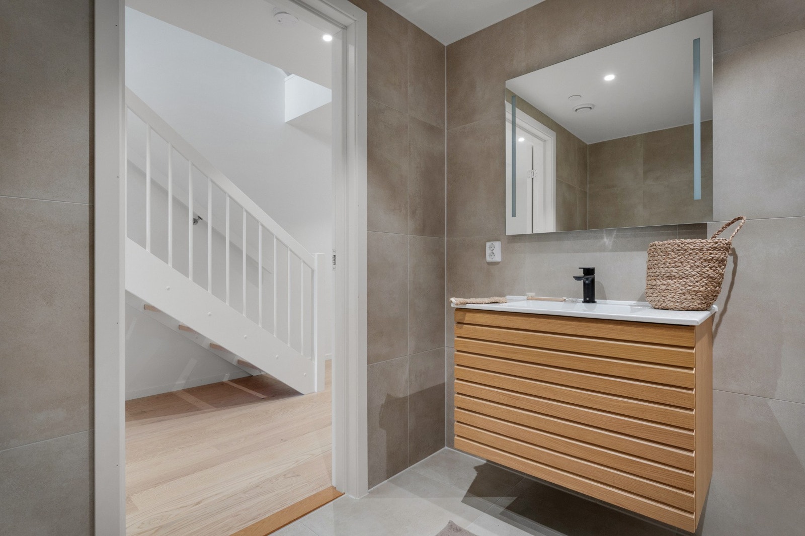 Badet i denne etasjen er helflist med 60X60 fliser. NB - Bildene er fra nabohuset. Galleribilde