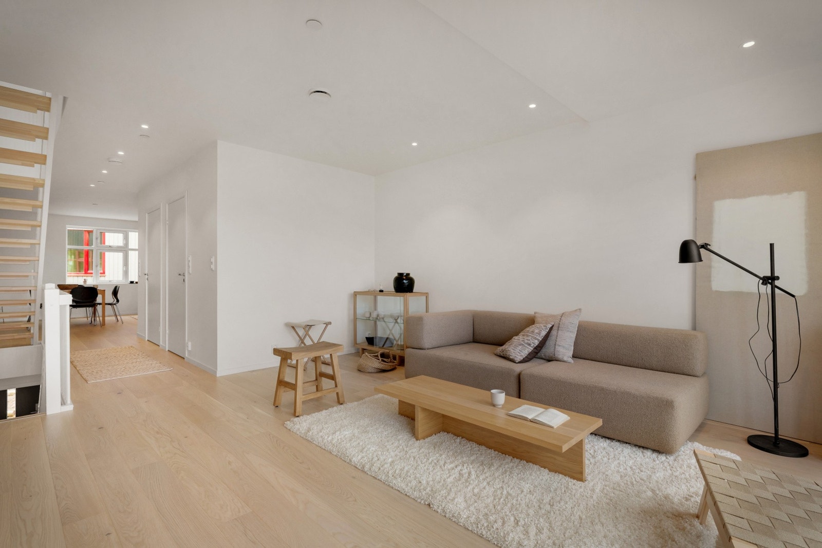 Vi begynner i hovedetasjen som består av stue/kjøkken, toalettrom og bod. NB - Bildene er fra nabohuset. Galleribilde