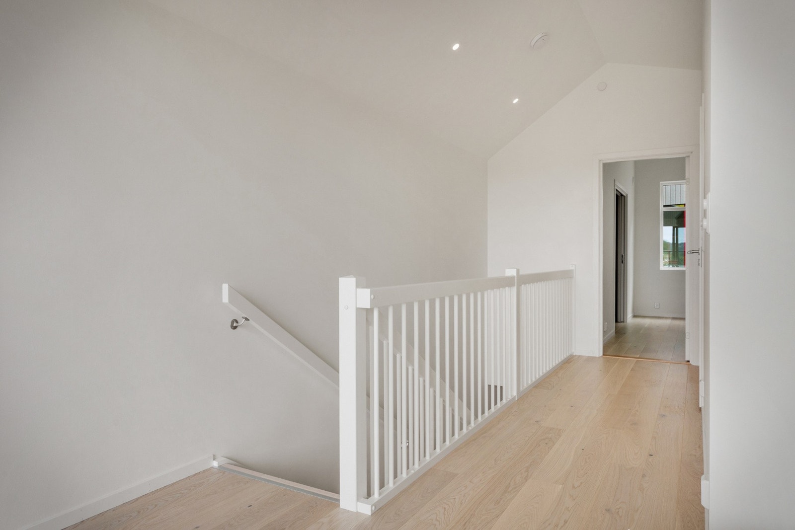 Legg merke til takhøyden i denne etasjen. NB - Bildene er fra nabohuset. Galleribilde