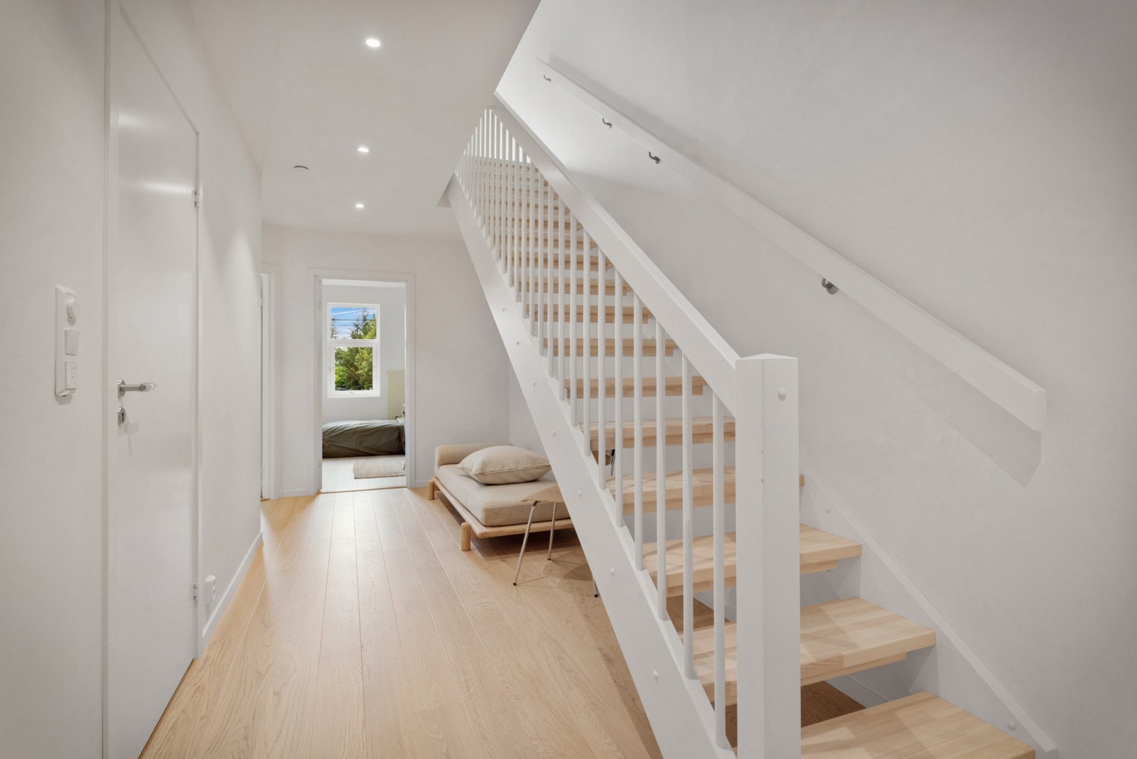 Boligens nederste etasje består av bad, vaskerom og tre soverom. NB - Bildene er fra nabohuset. Galleribilde