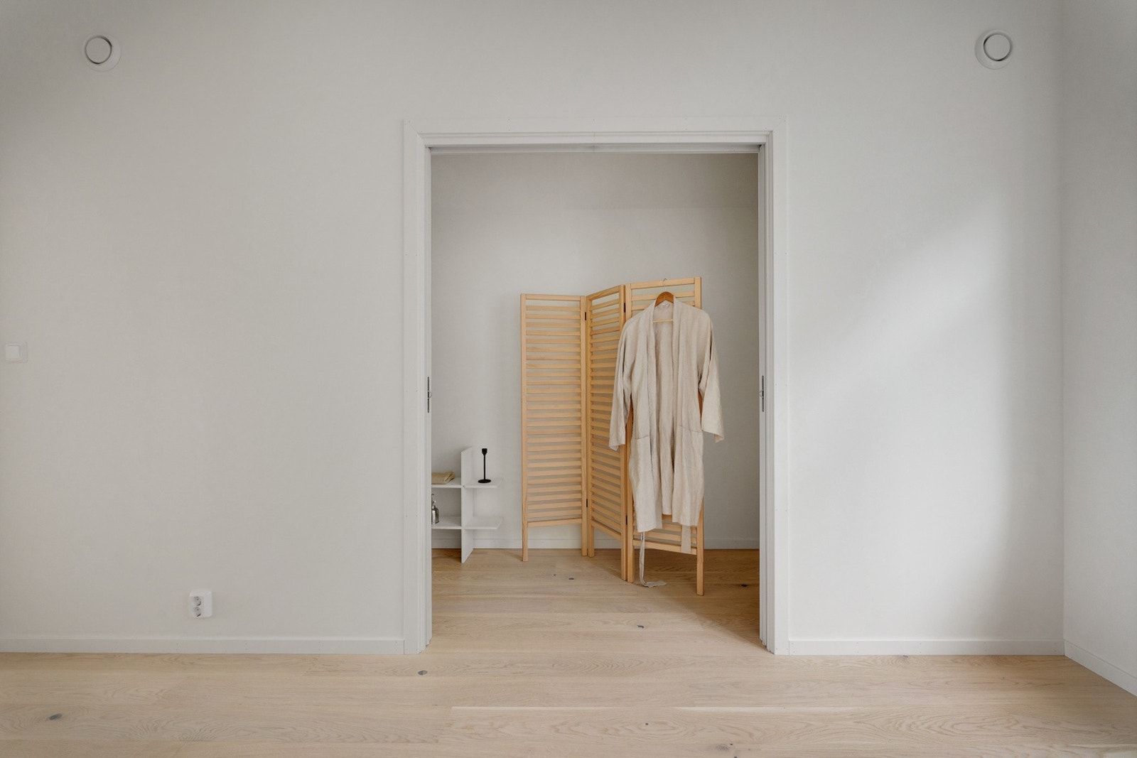 Det er også godt med oppbevaringsplass i en egen garderobeløsning. NB - Bildene er fra nabohuset. Galleribilde