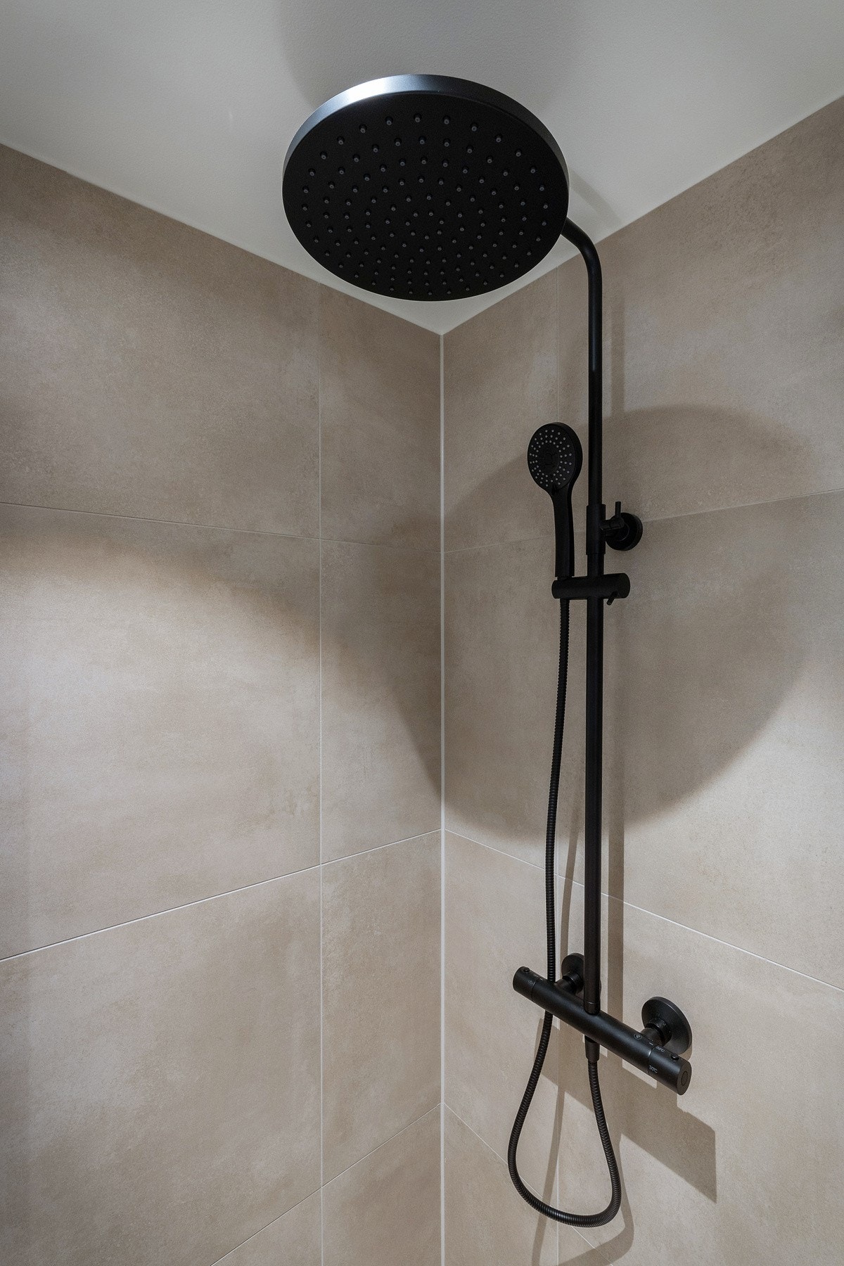 Flotte, sorte detaljer setter et moderne preg på badet. NB - Bildene er fra nabohuset. Galleribilde