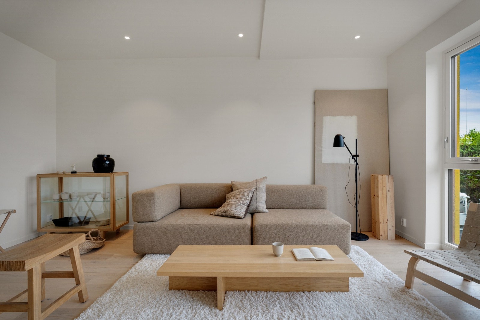 Her er det store vindusflater som slipper inn godt med naturlig lys. NB - Bildene er fra nabohuset. Galleribilde