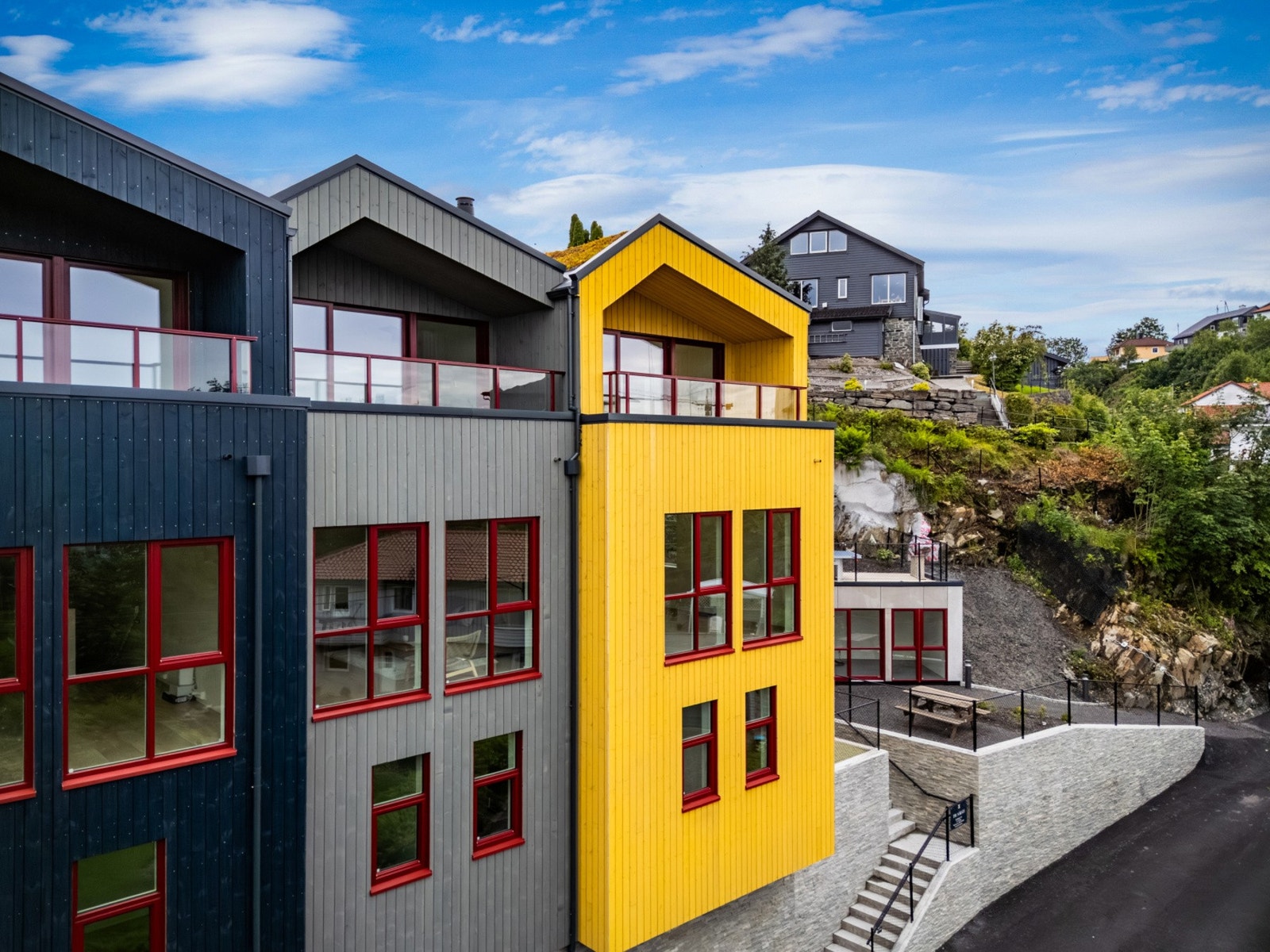 Rekkehuset ligger til i et helt nyetablert boligfelt bestående av 12 seksjoner. Galleribilde