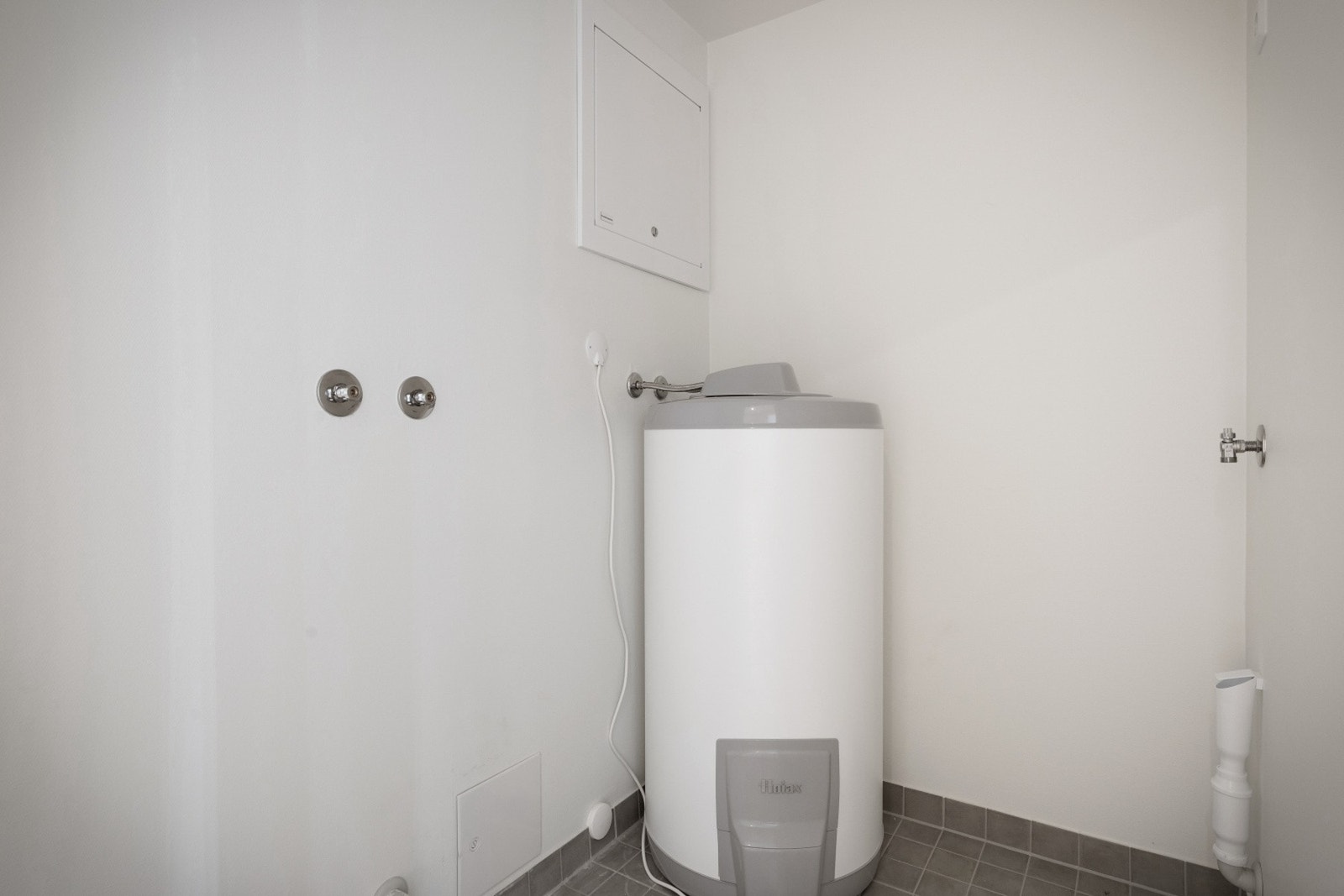 Det praktiske vaskerommet har opplegg for vaskemaskin og plass til tørketrommel i tårn. NB - Bildene er fra nabohuset. Galleribilde