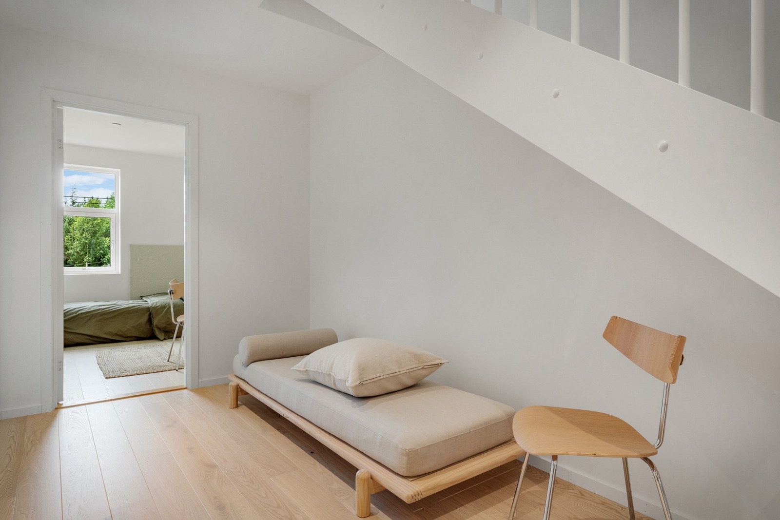 Under trappen har man god plass til ekstra oppbevaringsløsninger, eventuelt et hjemmekontor? NB - Bildene er fra nabohuset. Galleribilde