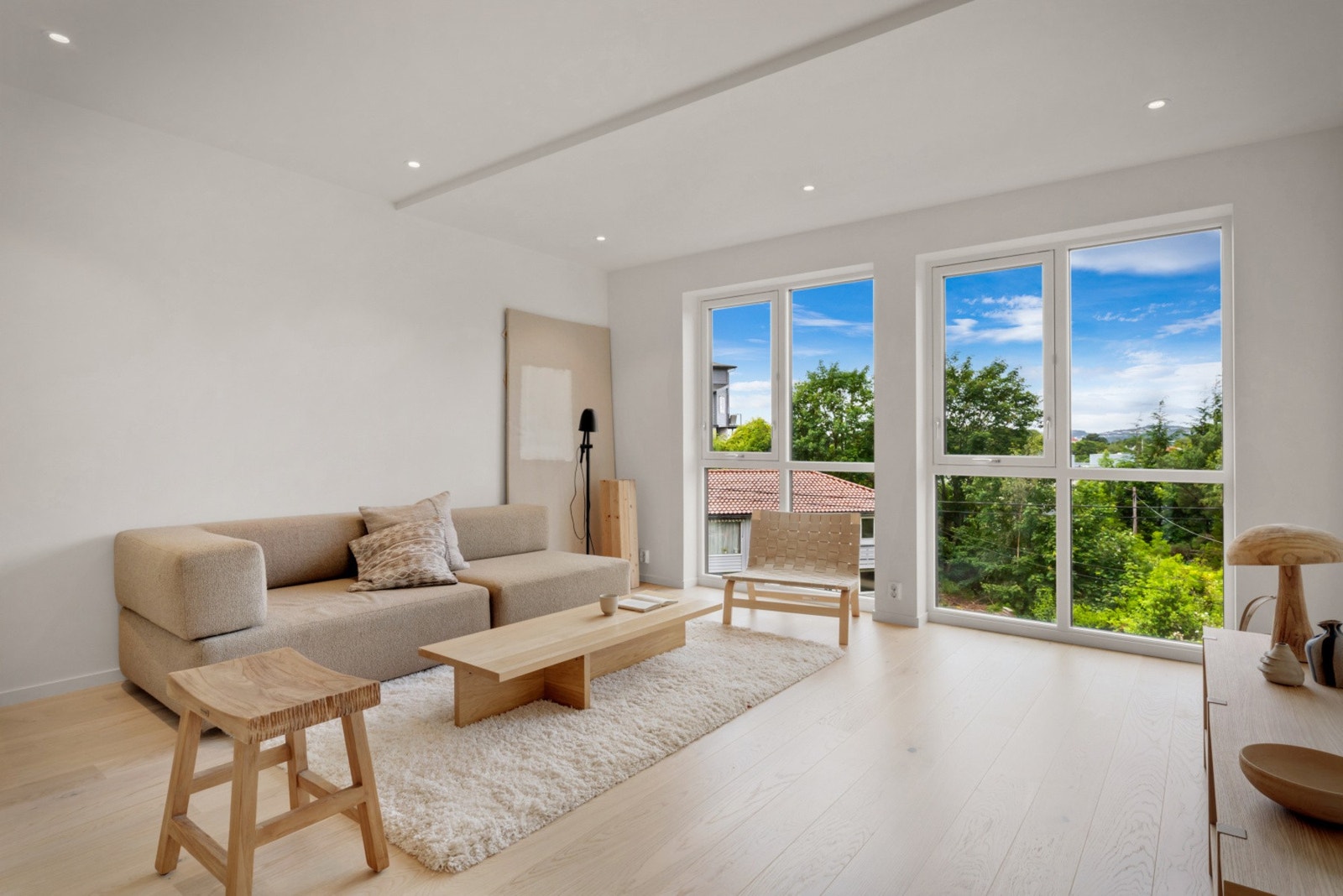 Mekleriet eiendomsmegling ved Ina Sande Sætre og Tor Ramsøy har gleden av å presentere Gamle Kirkevegen 7C! Foto: iMotiv, Arvid Berg. NB - Bildene er fra nabohuset. Galleribilde