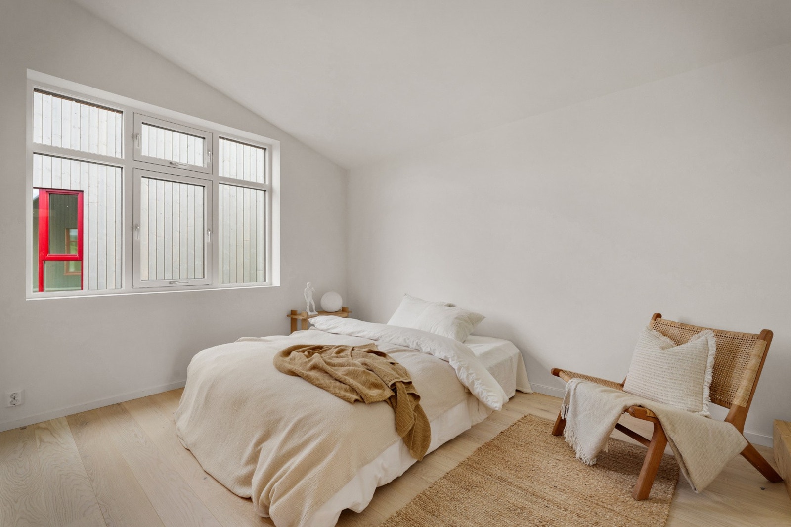 Her er det god plass til å møblere med en stor seng og nattbord på hver side. NB - Bildene er fra nabohuset. Galleribilde