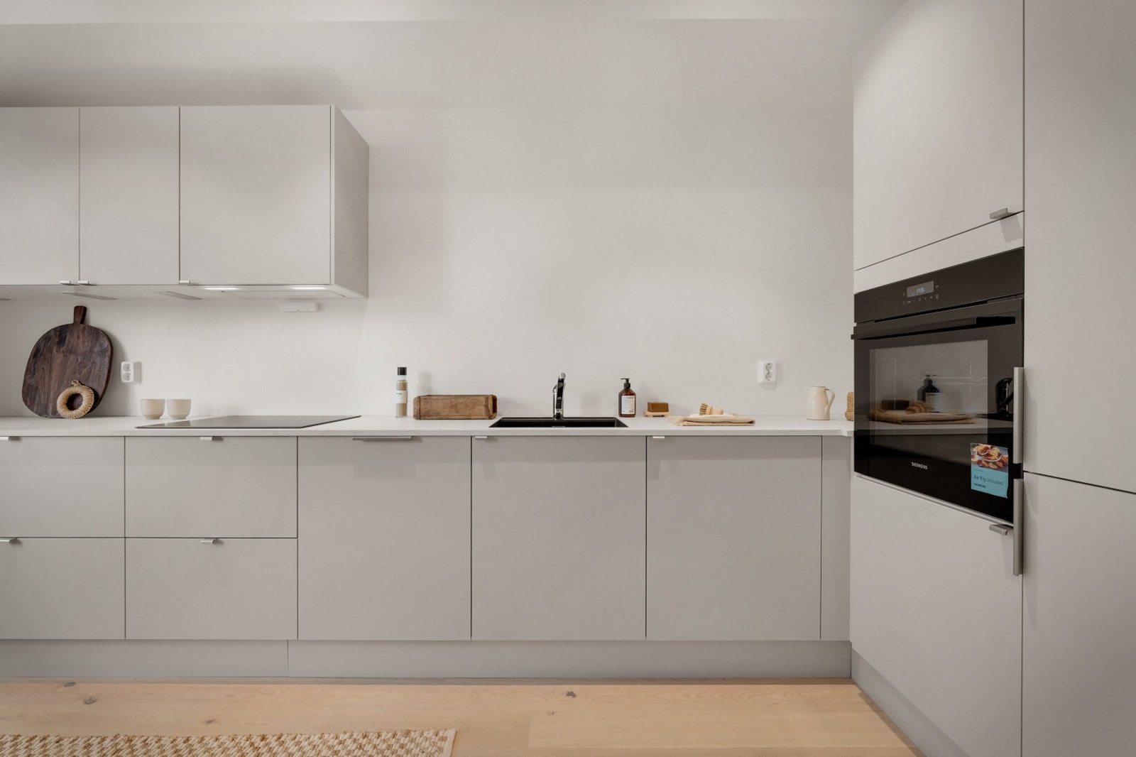 Det er utstyrt med følgende integrerte hvitevarer: induksjonsplatetopp, stekeovn, oppvaskmaskin og kjøl/fryseskap. NB - Bildene er fra nabohuset. Galleribilde