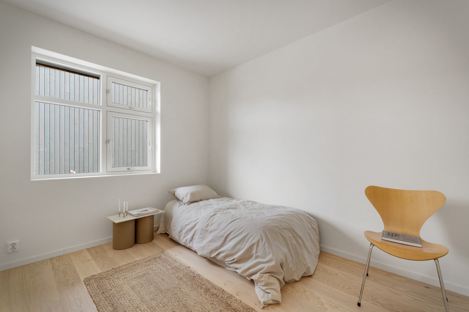 Alle har plass til seng, nattbord og garderobe for oppbevaring. NB - Bildene er fra nabohuset. Galleribilde