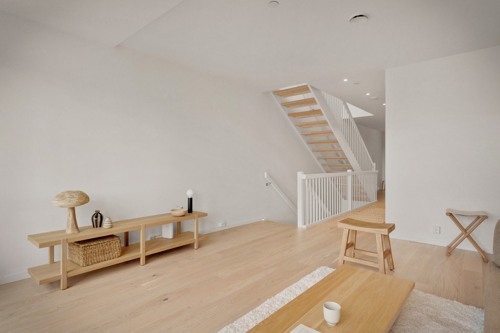 Gulvene består av vakker 1-stavs eikeparkett og det er gjennomgående listefri overgang mellom vegg og tak, samt slette dører. NB - Bildene er fra nabohuset. Galleribilde