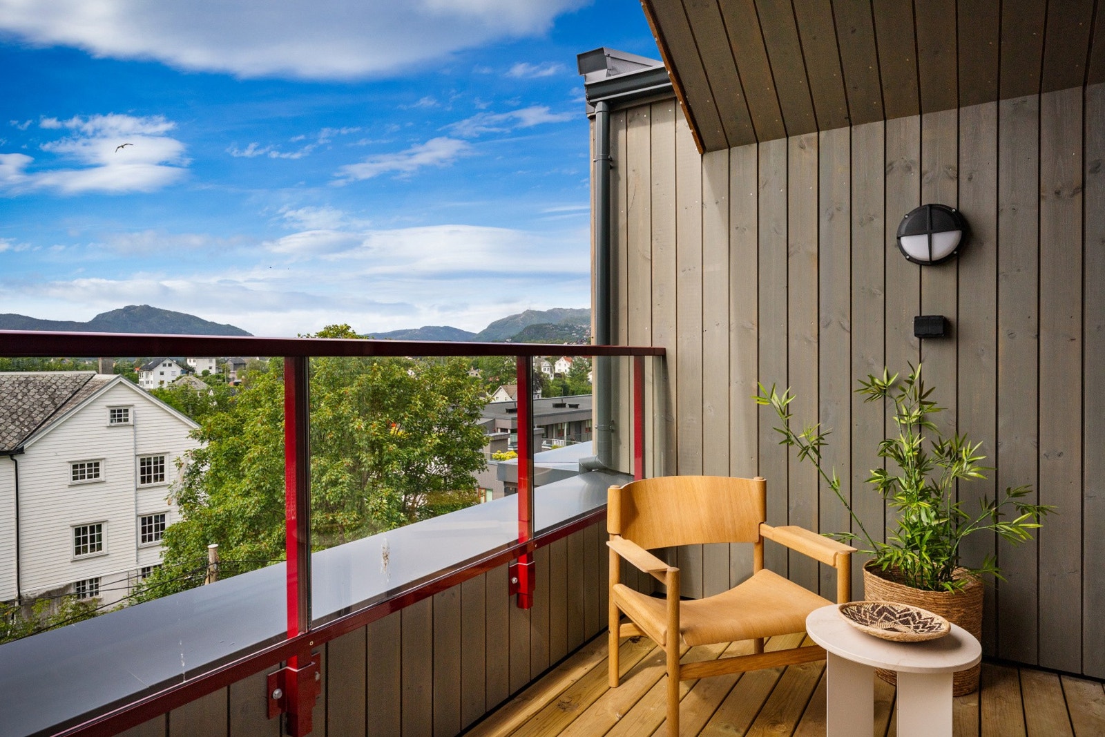 Boligen er svært innholdsrik over tre plan og inneholder blant annet balkong, to stuer, fire soverom, to bad, WC, og vaskerom. NB - Bildene er fra nabohuset. Galleribilde