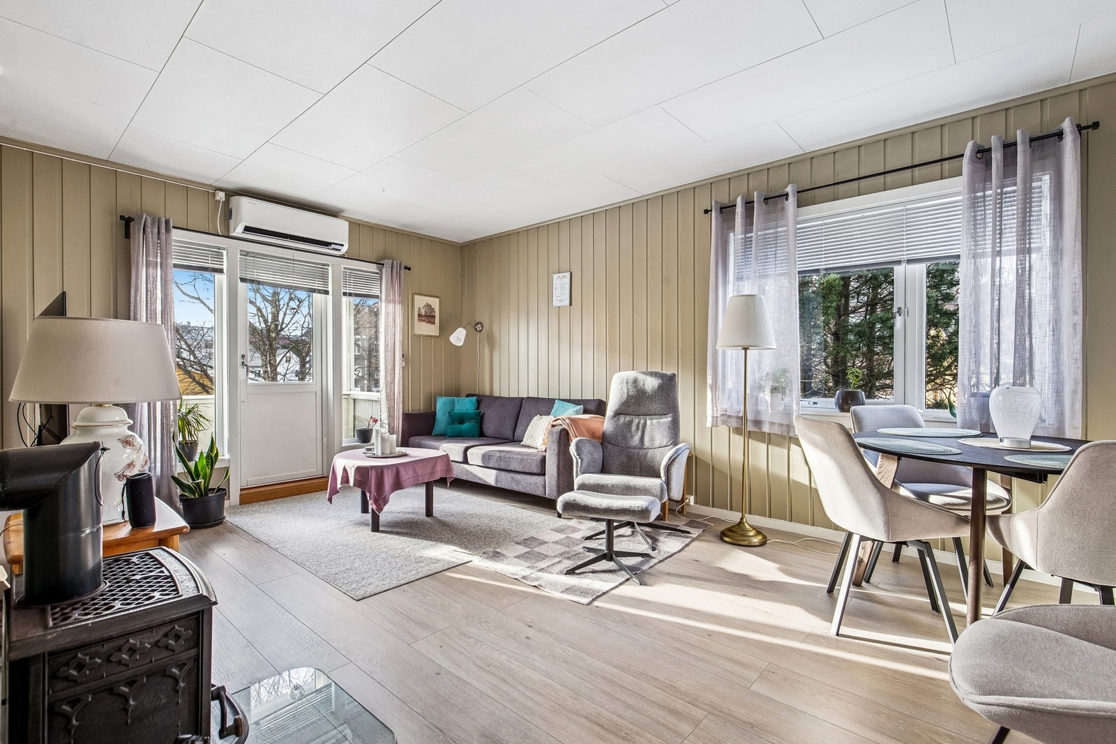 Lys og koselig stue. Her er det også vedfyring og varmepumpe Galleribilde