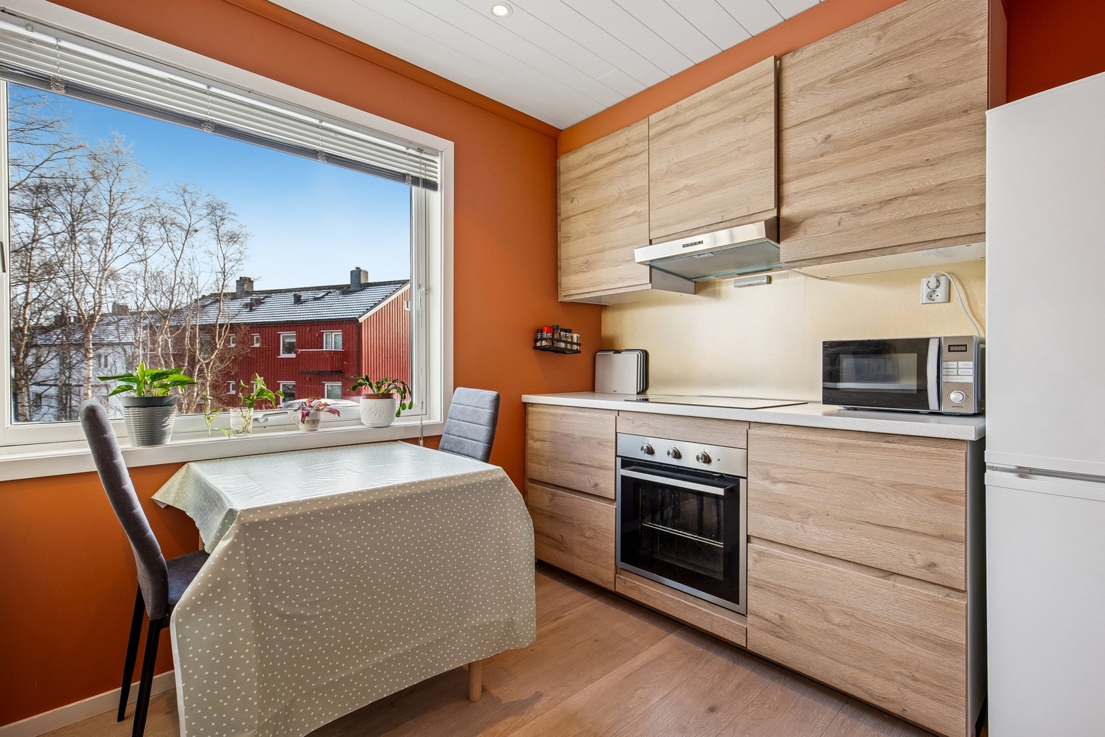 Leilighet 1, kjøkken m/over og underskap og plass til spisebord Galleribilde