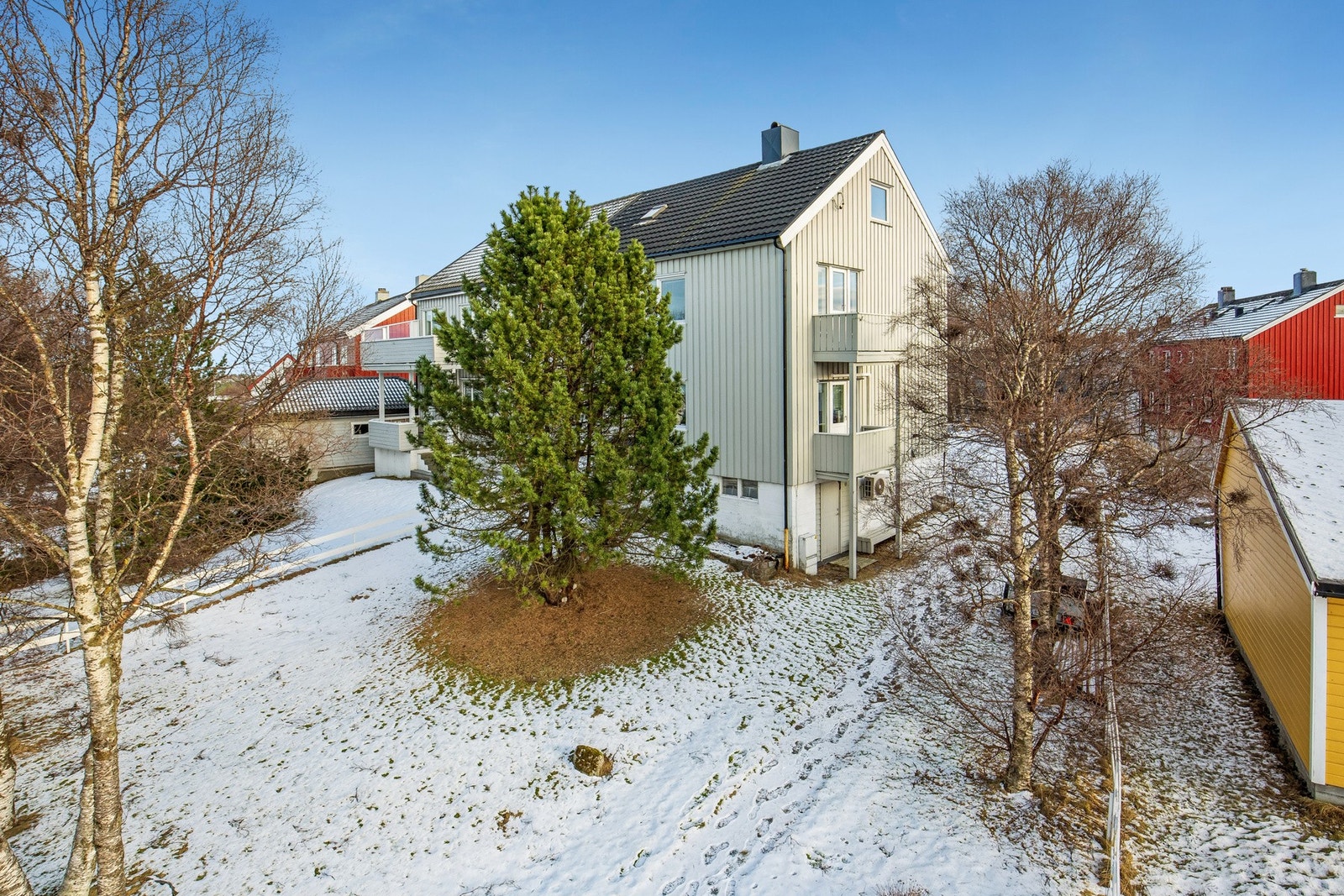 Tomannsbolig beliggende på St.hanshaugen. Boligen har to 3-roms leiligheter i tillegg til loft og kjeller Galleribilde