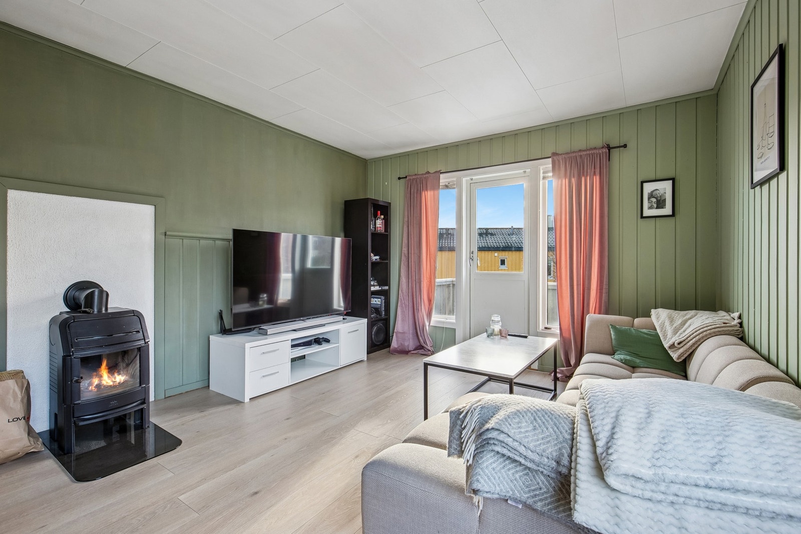 Stue m/vedfyring Galleribilde