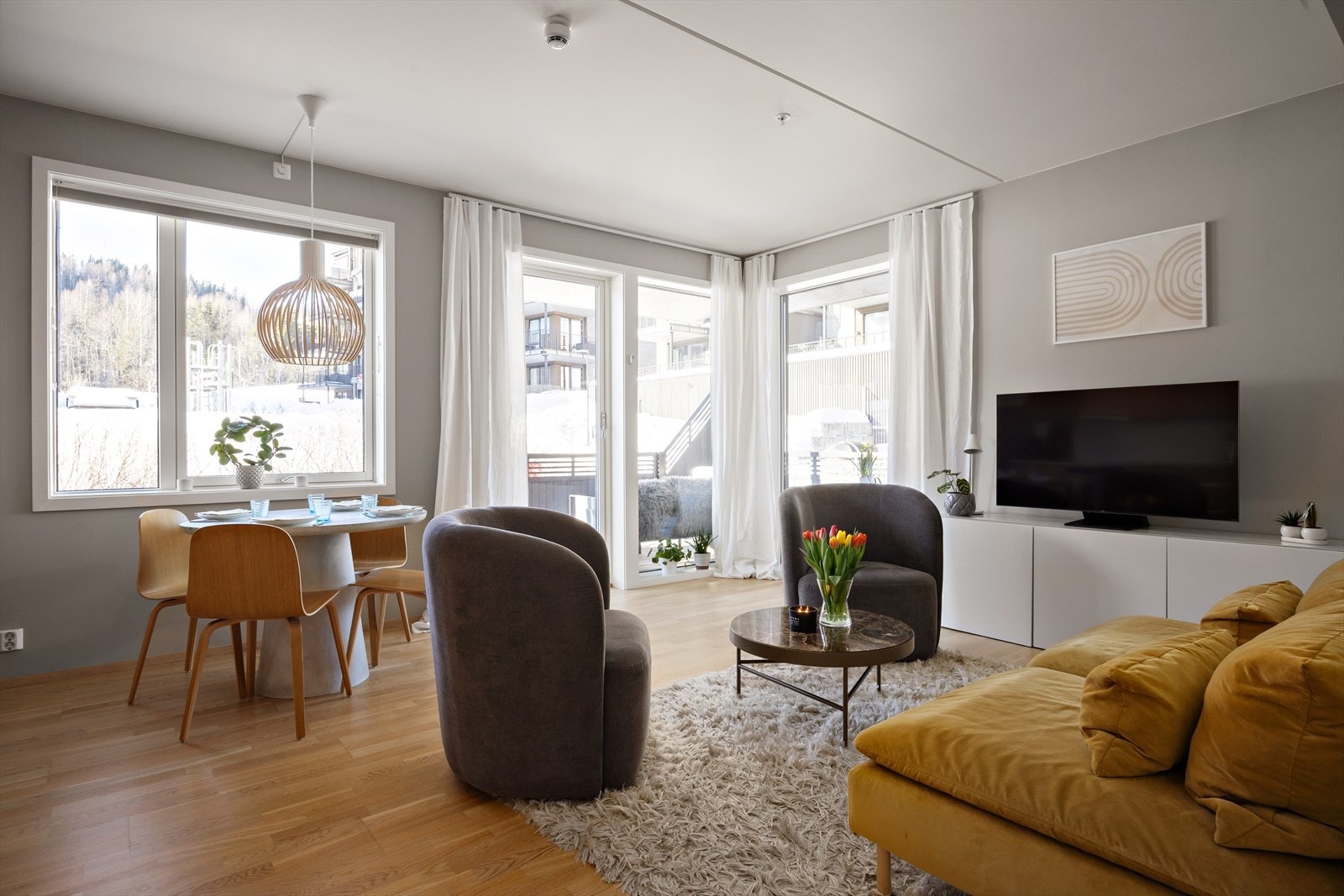 Flott hjem med slette, lysmalte veggoverflater, pen eikeparkett og god takhøyde. Galleribilde