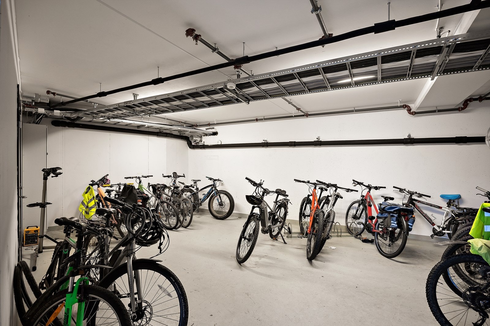 Felles sykkelbod i sameiet. Galleribilde