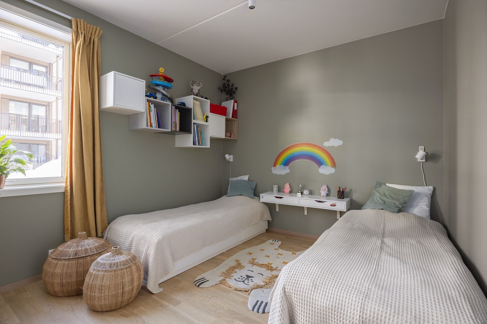 Soverom 1. Luftig med god plass til dobbeltseng/to enkeltsenger, nattbord og kommode. Galleribilde