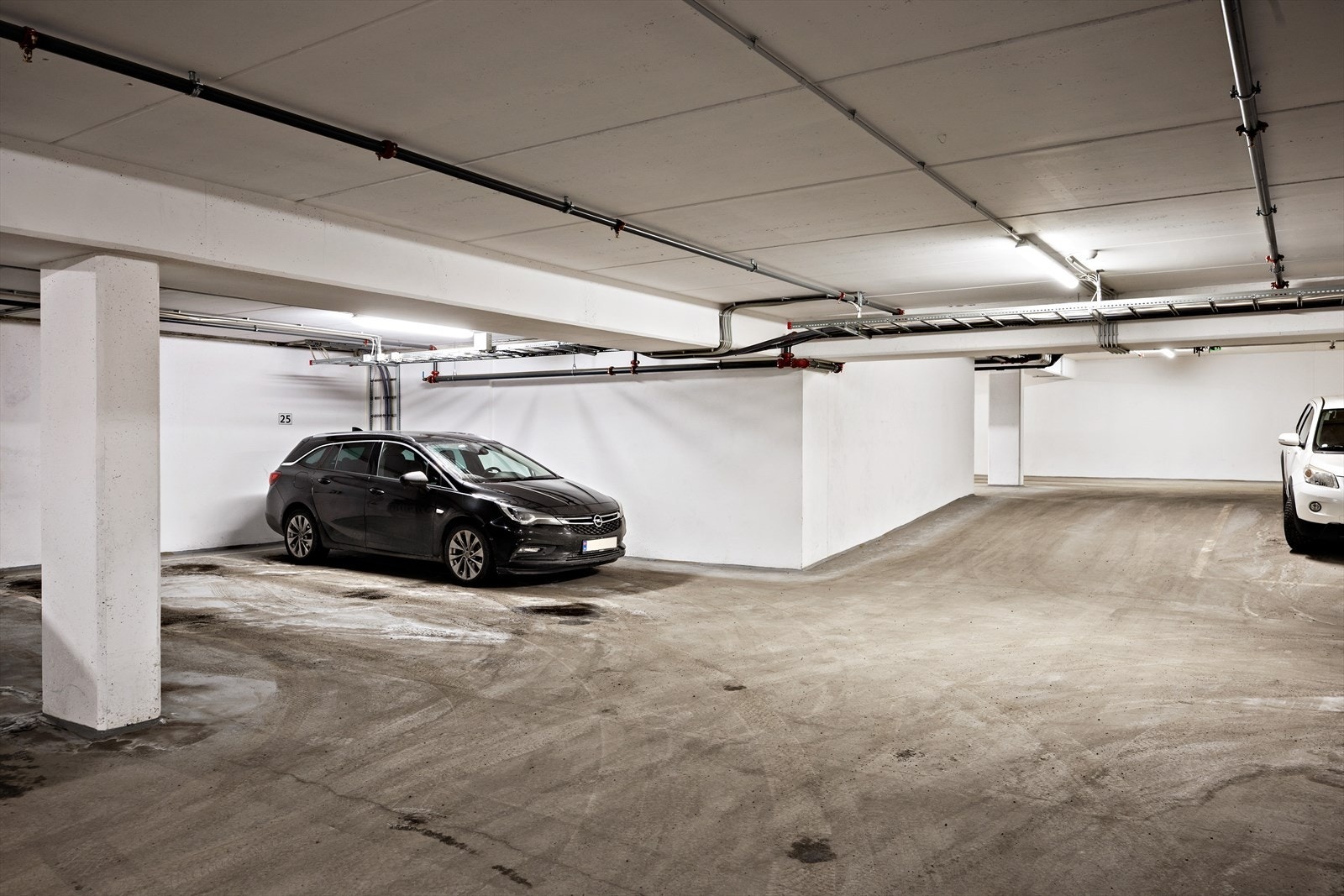 Med leiligheten følger parkeringsplass i oppvarmet, felles garasjeanlegg. Det er enkel adkomst i samme oppgang. Mulighet for å koble til elbillader. Galleribilde