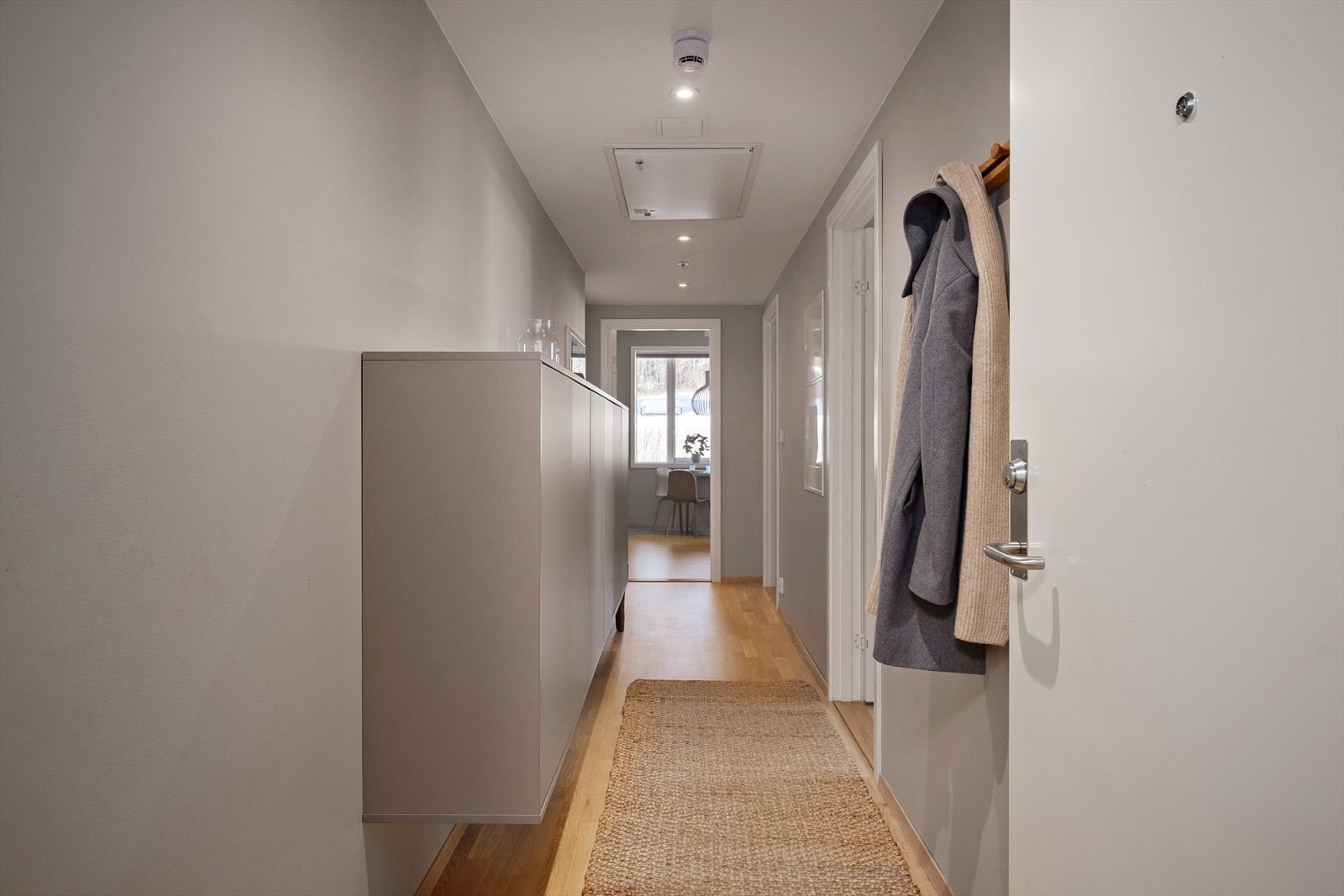 Lys og innbydende entré med vannbåren gulvvarme og downlights. Galleribilde