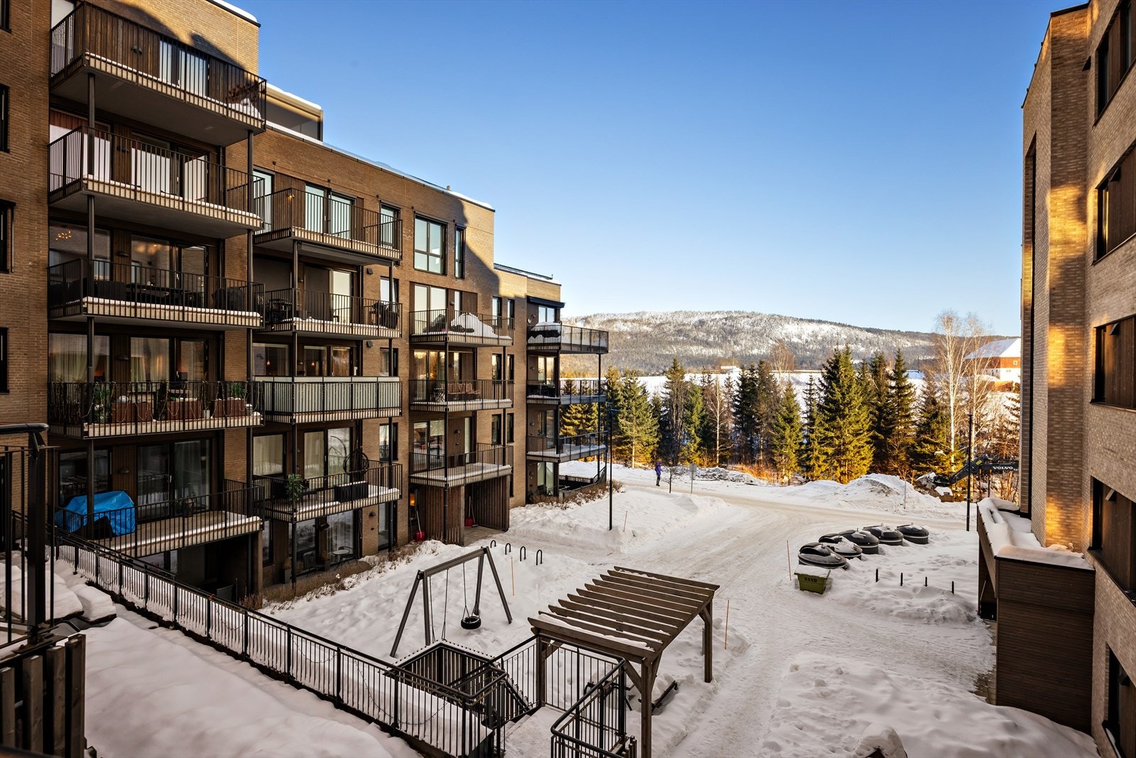 Nabolaget byr på flotte fellesområder med lekeapparater. Galleribilde