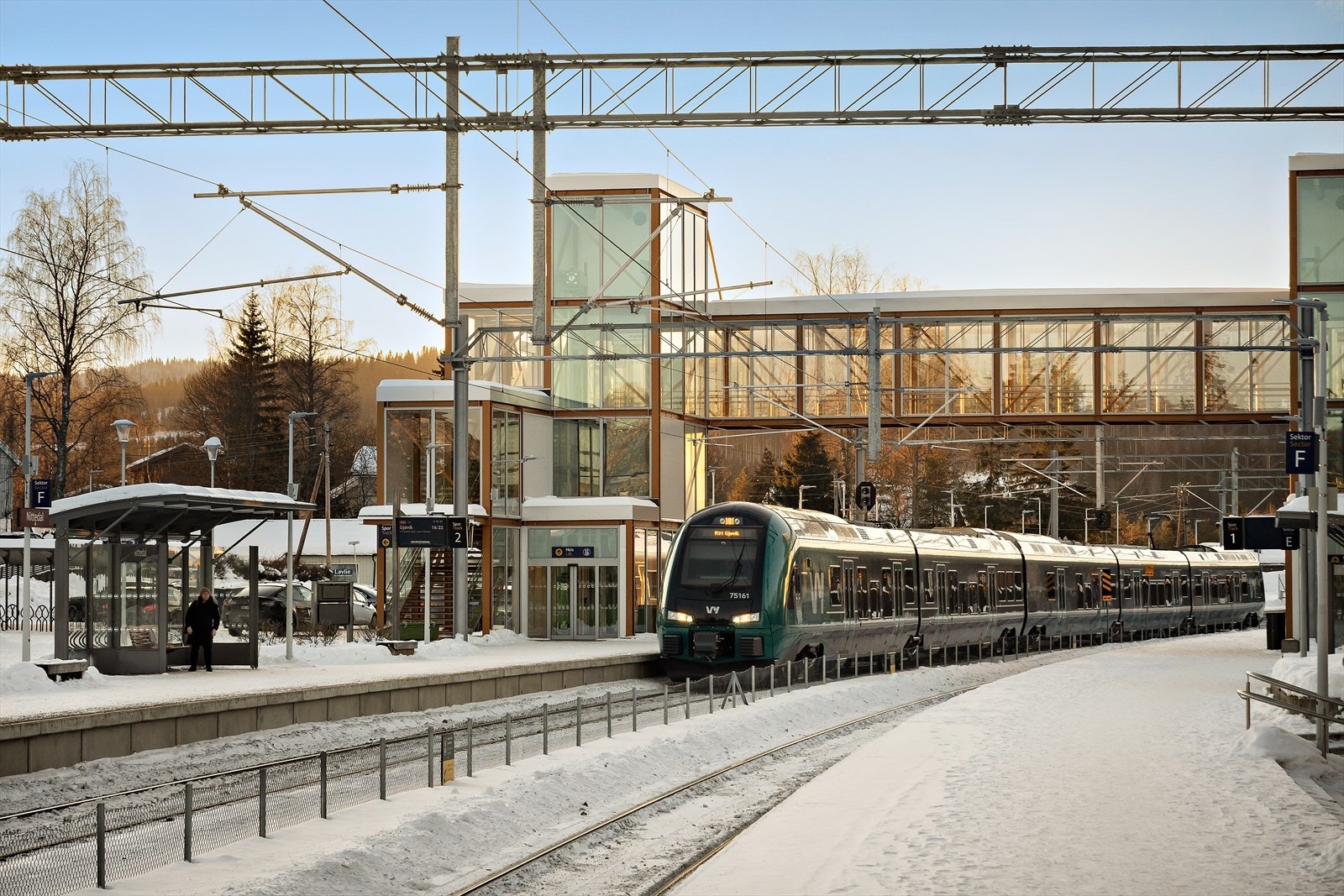 Fra Nittedal stasjon kan du ta toget i retning Oslo, Gjøvik og Jaren. Galleribilde