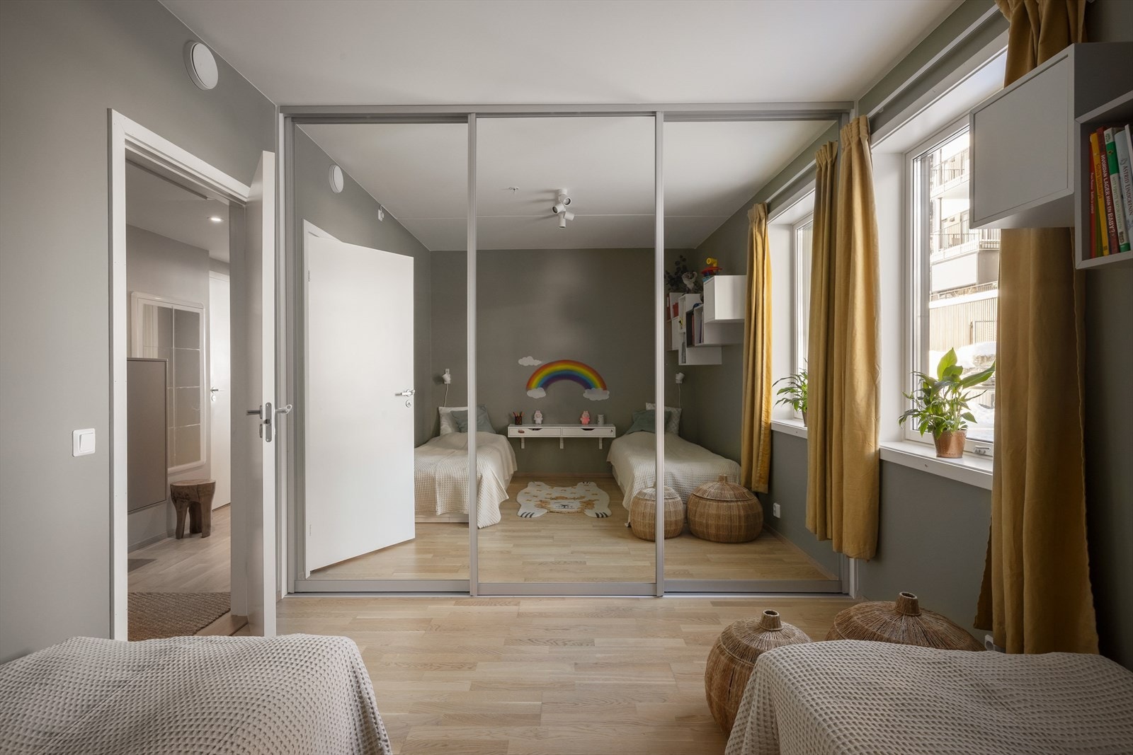 Soverom 1. Meget god oppbevaringsplass bak skyvedører med speilfronter. Galleribilde