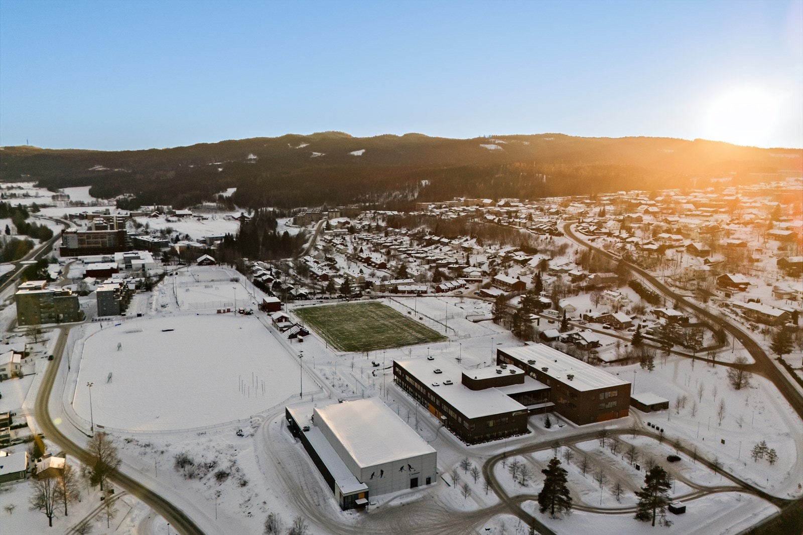 Kort vei til skole og idrettsområde med bl.a. idrettshall, friidrettsbane og kunstgress. Galleribilde