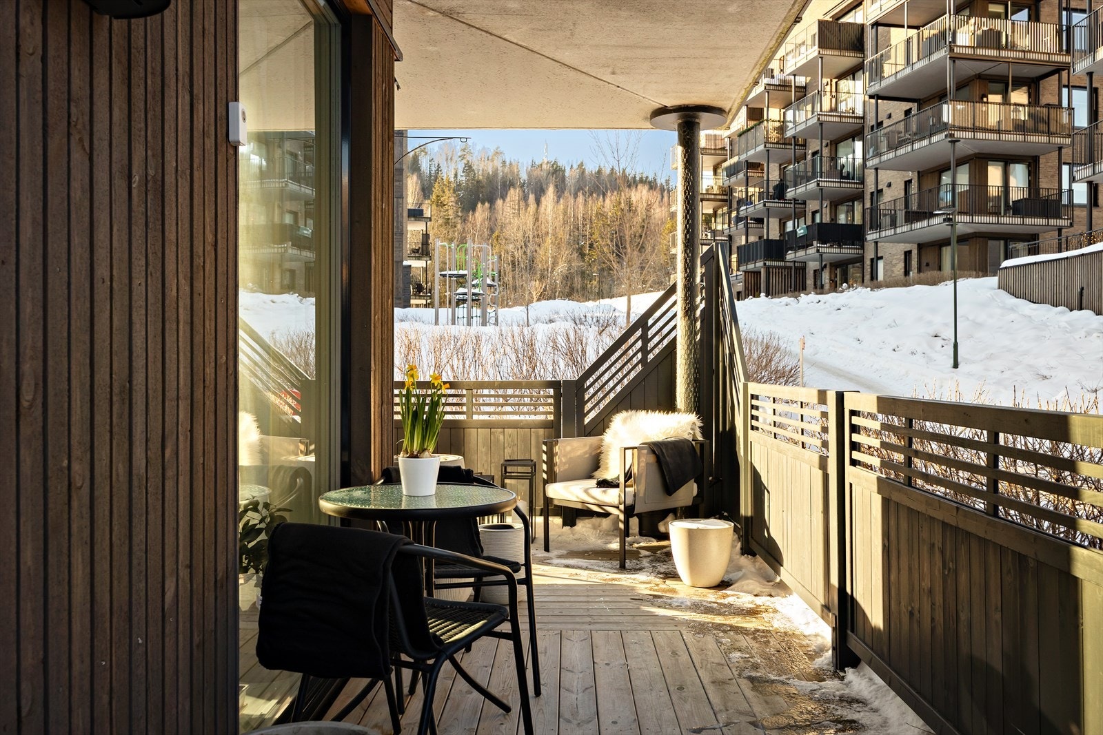 Terrassen er takoverbygget og skjermet med pen levegg og busker/hekk. Galleribilde