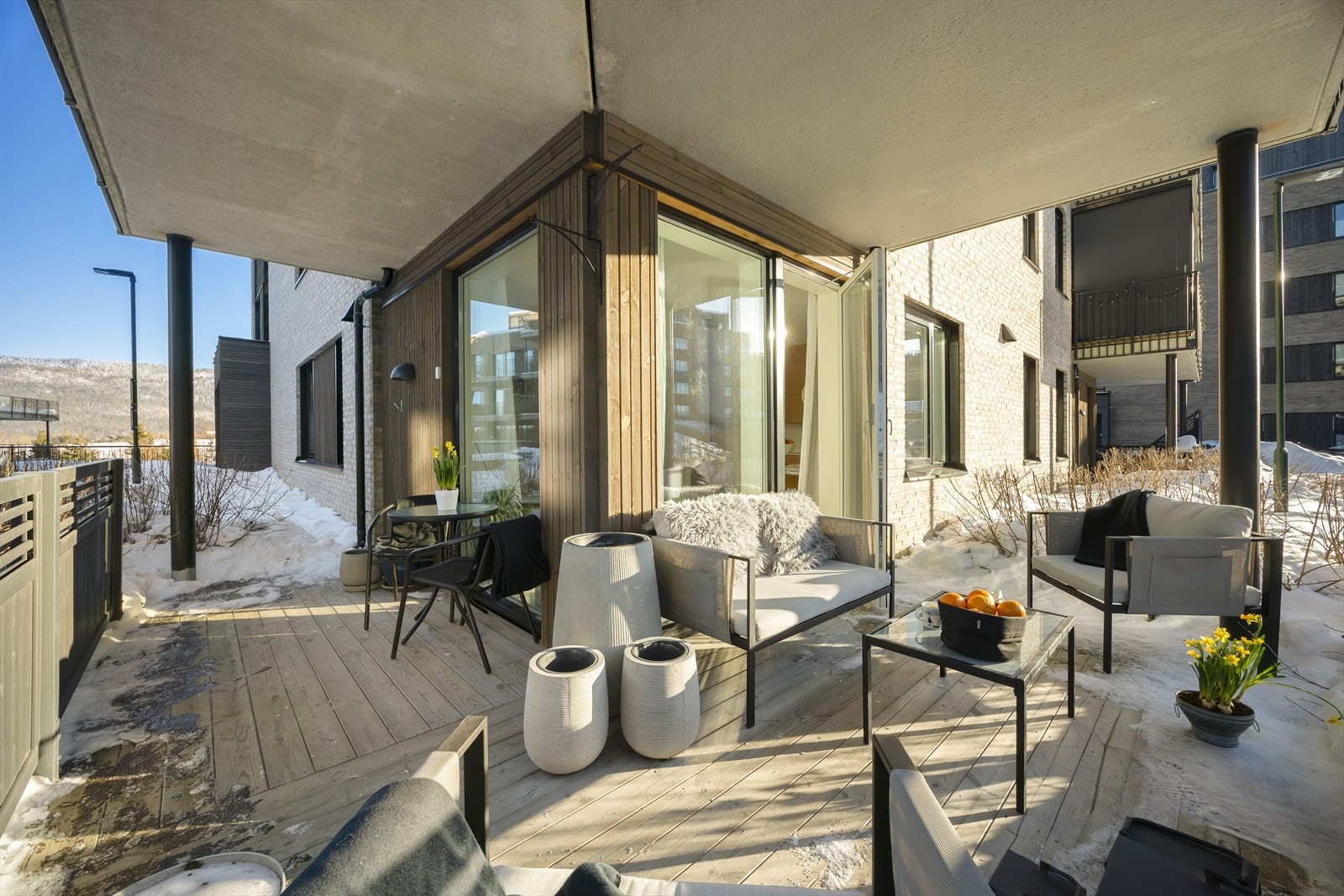 Terrassen strekker seg rundt leiligheten, og har god plass til utemøbler, beplantning og grill. Galleribilde