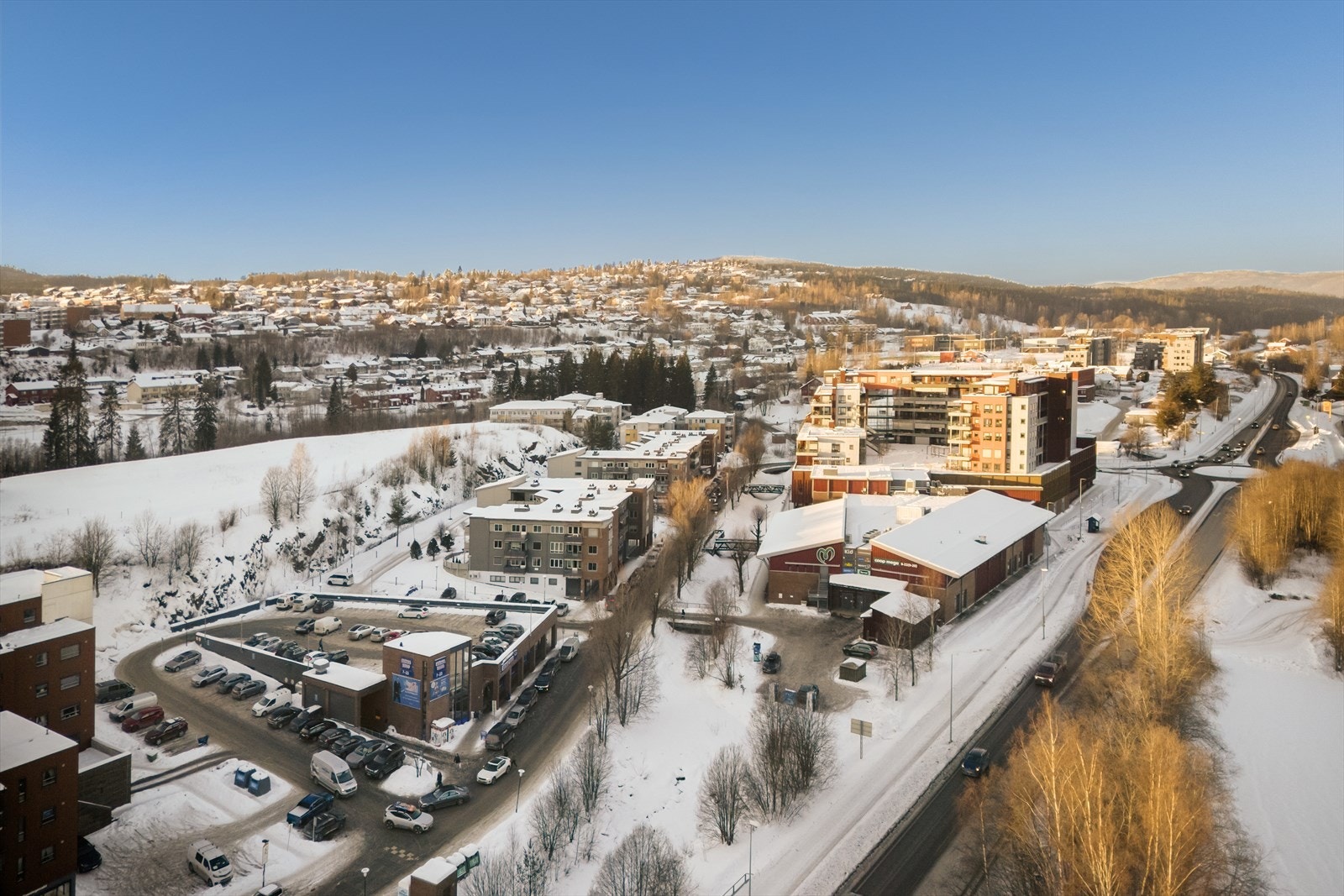 Fra leiligheten er det kort vei/gangavstand til Rema 1000 og Mosenteret med bl.a. apotek, dagligvare, sko- og klesbutikker, interiørbutikk, bokhandel, detaljhandel og serveringssteder. Galleribilde