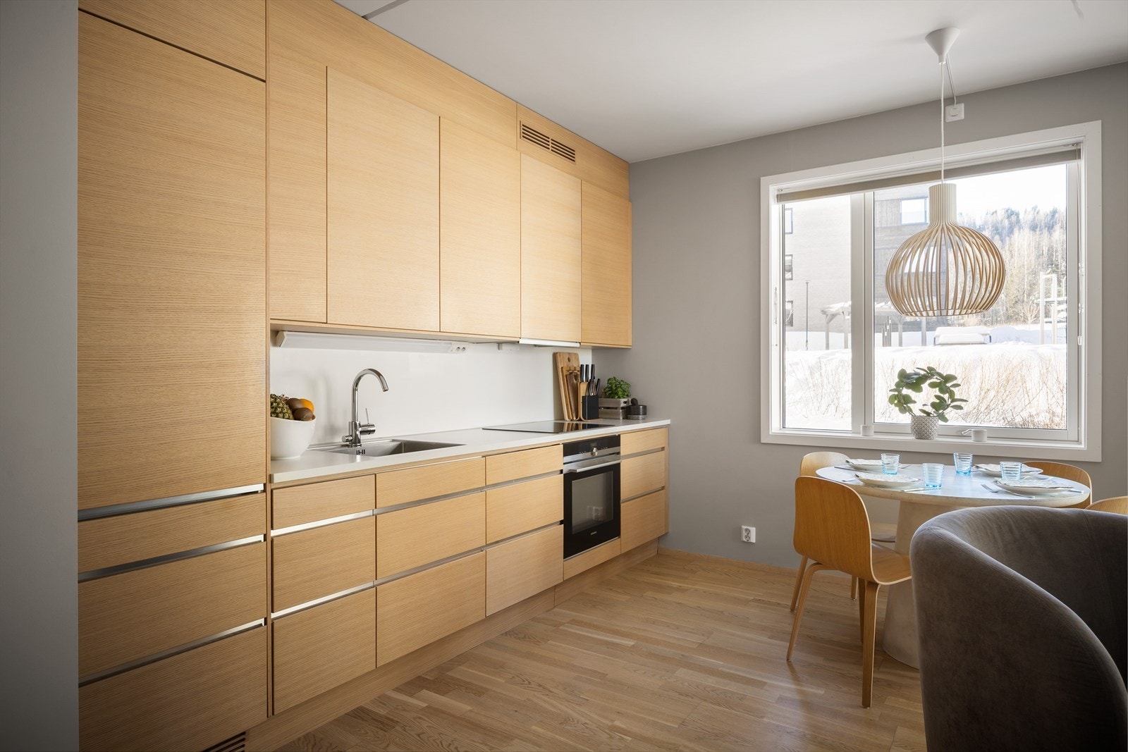 Meget pent og moderne kjøkken fra Drømmekjøkkenet. God oppbevaringsplass i skuffer og skap som går helt opp til himlingen. Galleribilde