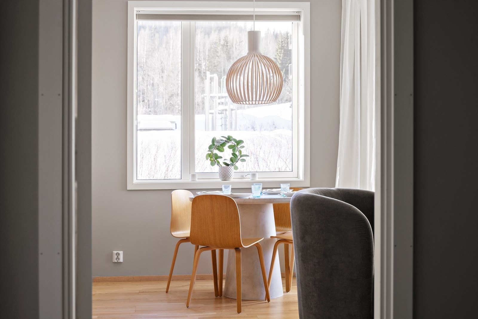 Håndlaget Octo taklampe fra Secto Design medfølger. Galleribilde