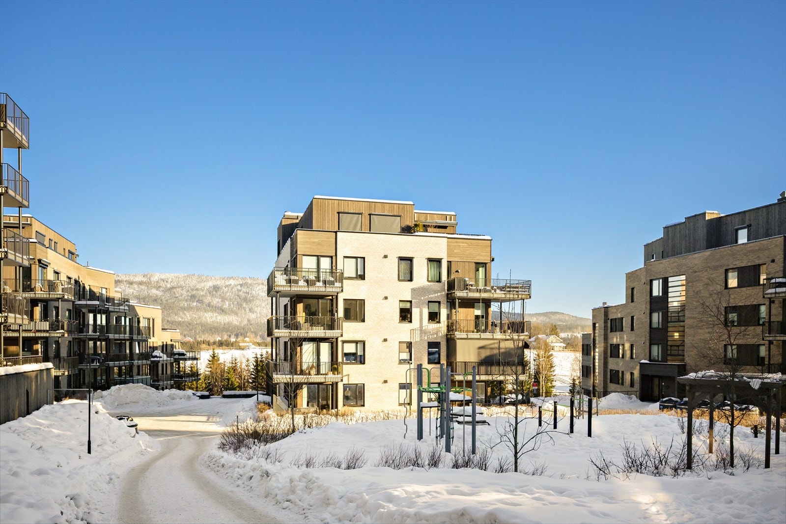 Leiligheten er solrikt vendt og godt beliggende i et rolig område med god avstand mellom blokkene. Galleribilde