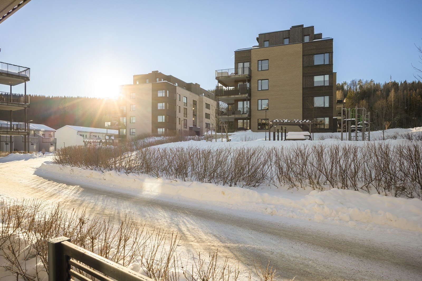 Solrik beliggenhet med fint utsyn mot pent opparbeidet fellesområder. Ideell beliggenhet for barnefamilier med lekeområder like ved. Galleribilde