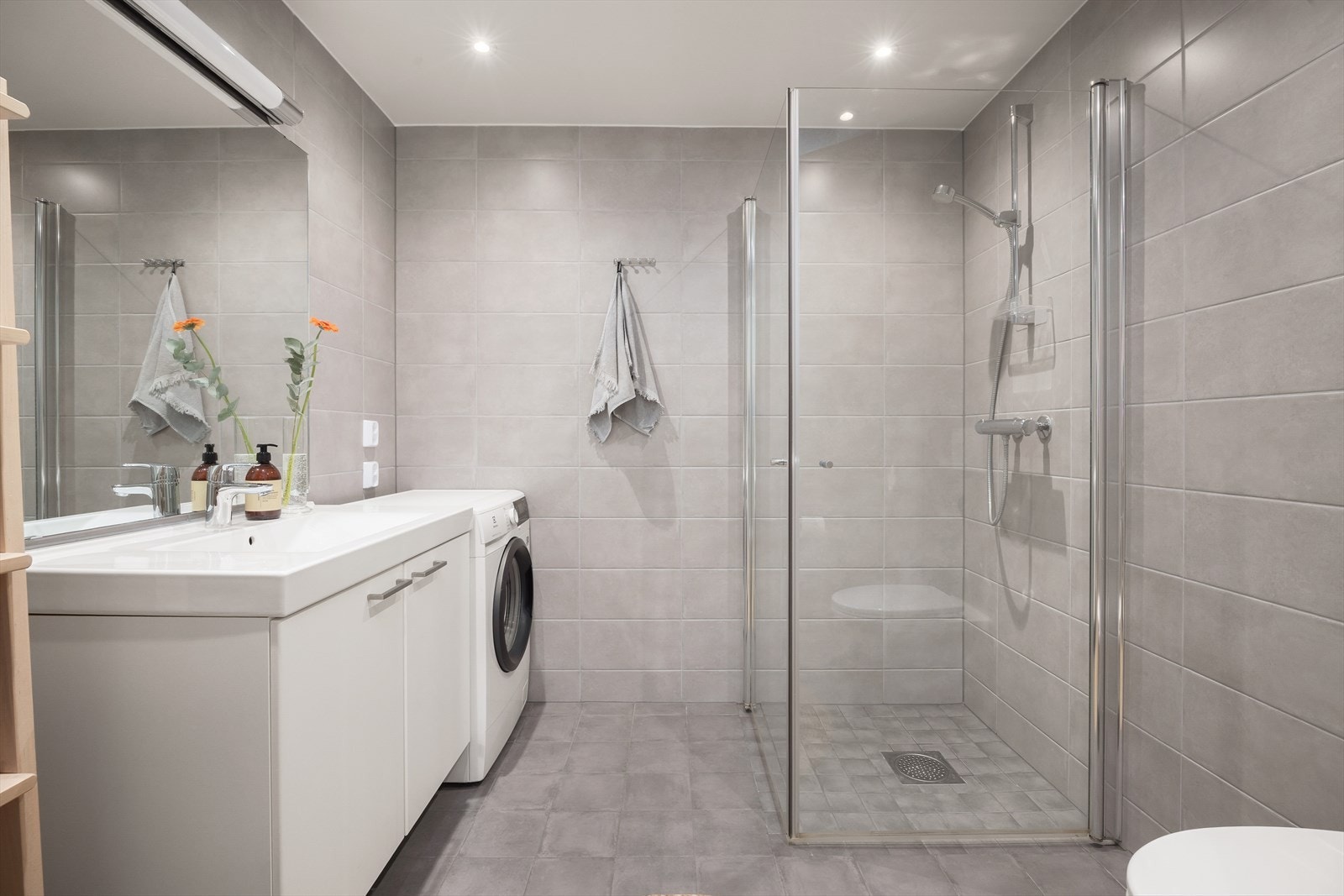 Flislagt og delikat bad med stilrent uttrykk. Elektrisk varme i gulv og downlights i himling. Galleribilde