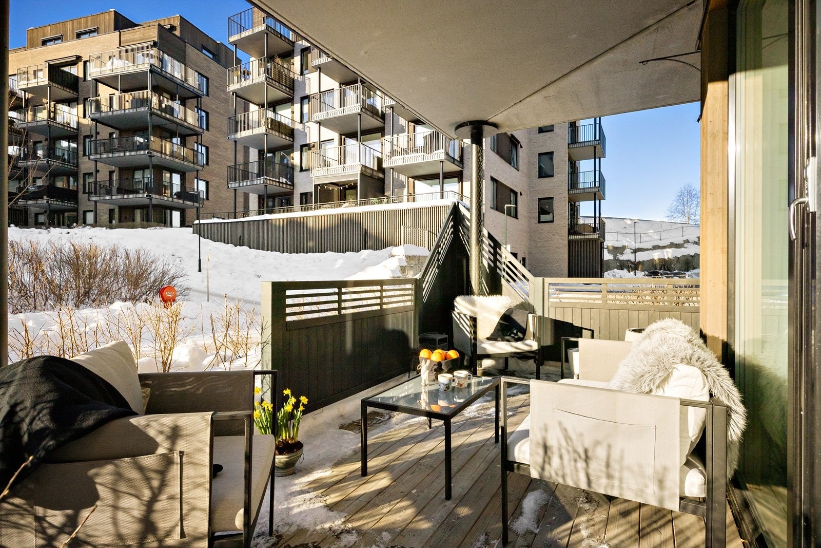 Fra stue er det utgang til stor, solrik terrasse på 17 kvm. Galleribilde