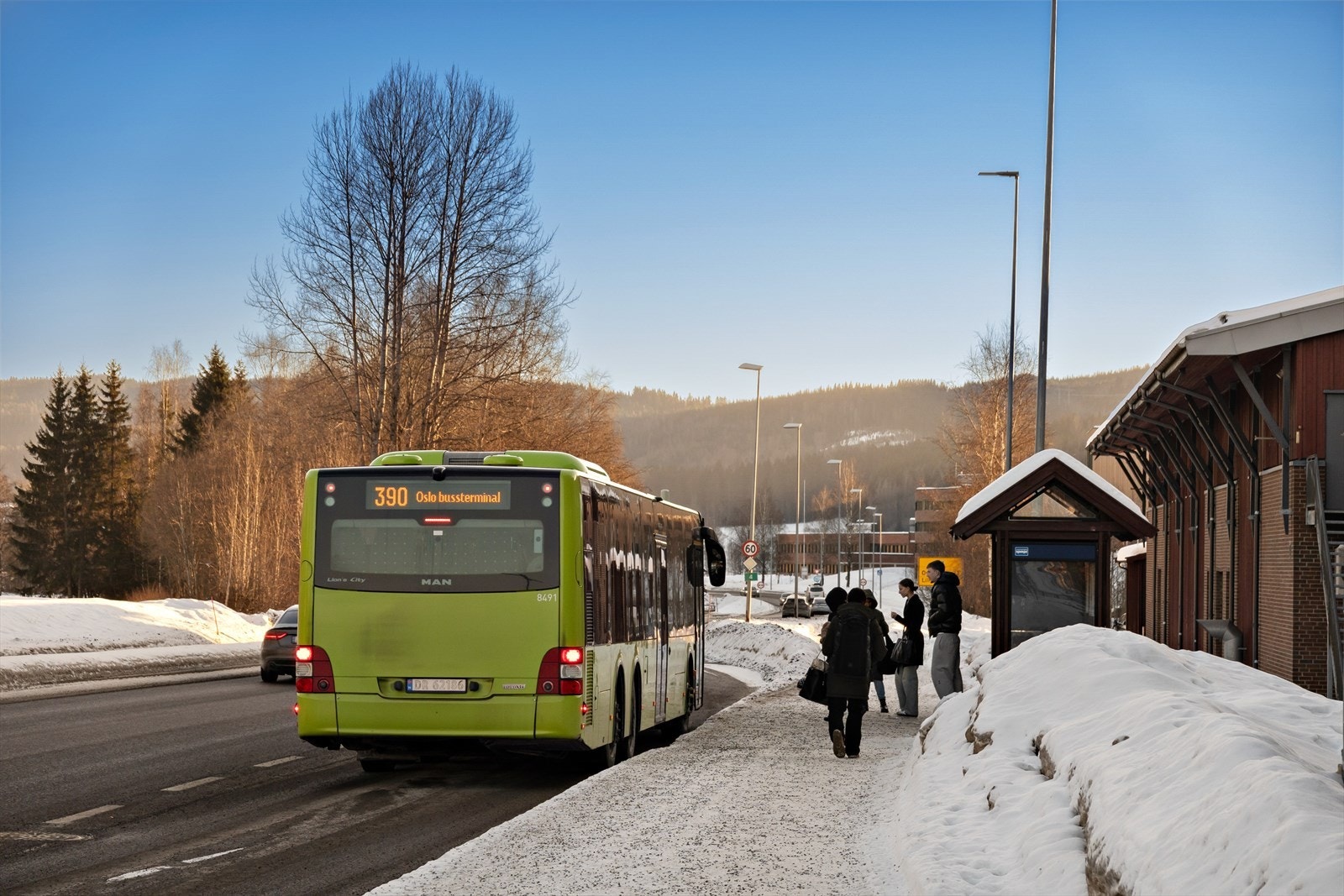 Fra leiligheten er det kort gangavstand til buss med linje 386 som bruker få minutter til Nittedal Stasjon. Galleribilde